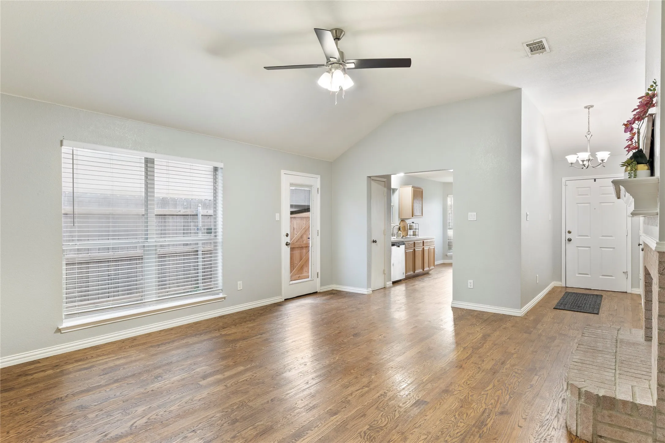 Single Family Residence For Sale in Tarrant County , 1211 Varacruz Drive, Arlington, Texas 76010, 3 Bedroom, 2 Bathroom, 2 Garage spaces, 1,283 Sqft, built in 2003, mls#21400687, Real Estate Agent in Arlington, Homes For Sale in Tarrant county, Homes For Sale in Arlington, Realtor in Arlington Texas, Real Estate Brokerage Independent Realty Texas, Luminita Cordes Realtor