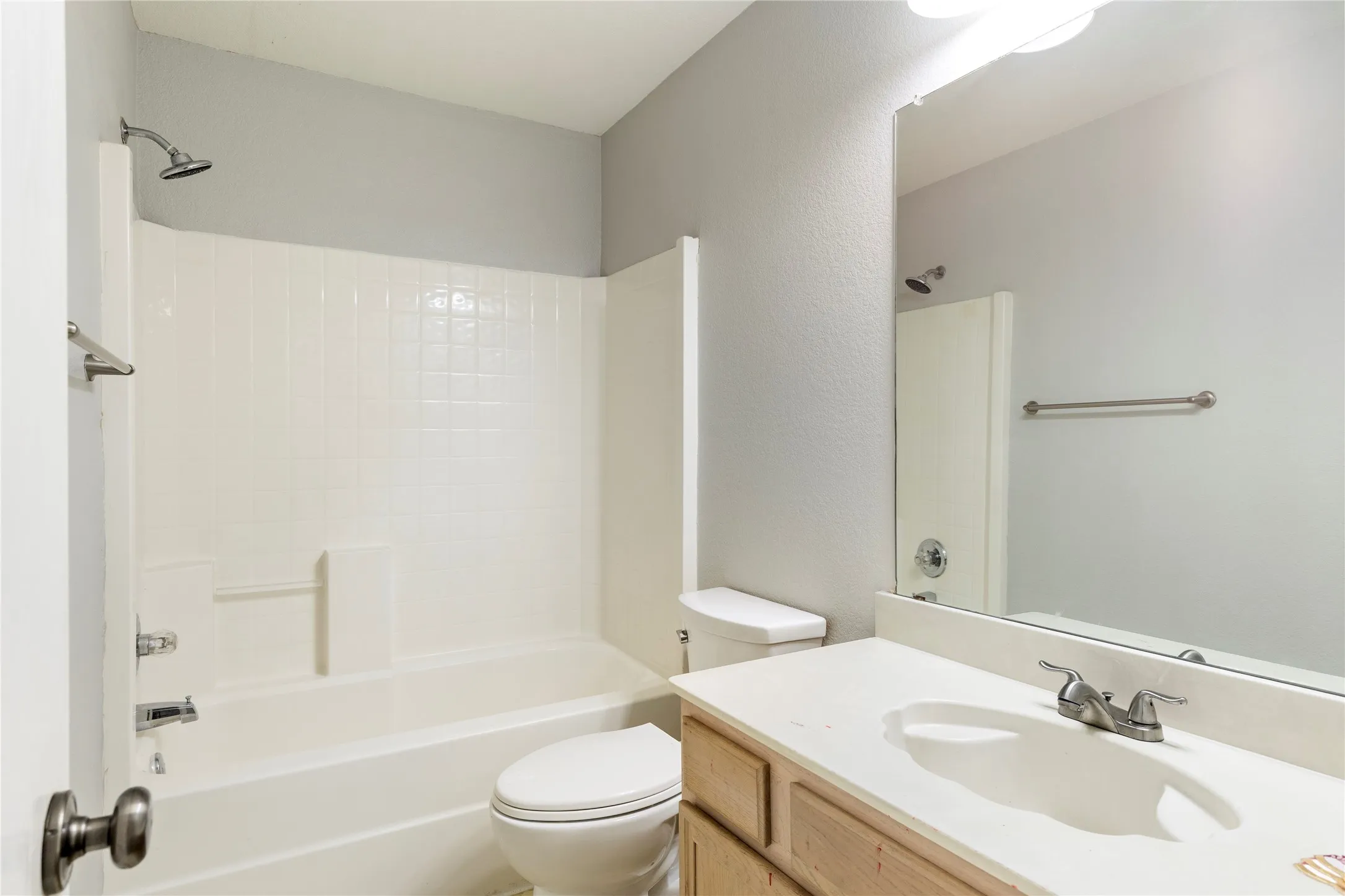 Single Family Residence For Sale in Tarrant County , 1211 Varacruz Drive, Arlington, Texas 76010, 3 Bedroom, 2 Bathroom, 2 Garage spaces, 1,283 Sqft, built in 2003, mls#21400687, Real Estate Agent in Arlington, Homes For Sale in Tarrant county, Homes For Sale in Arlington, Realtor in Arlington Texas, Real Estate Brokerage Independent Realty Texas, Luminita Cordes Realtor
