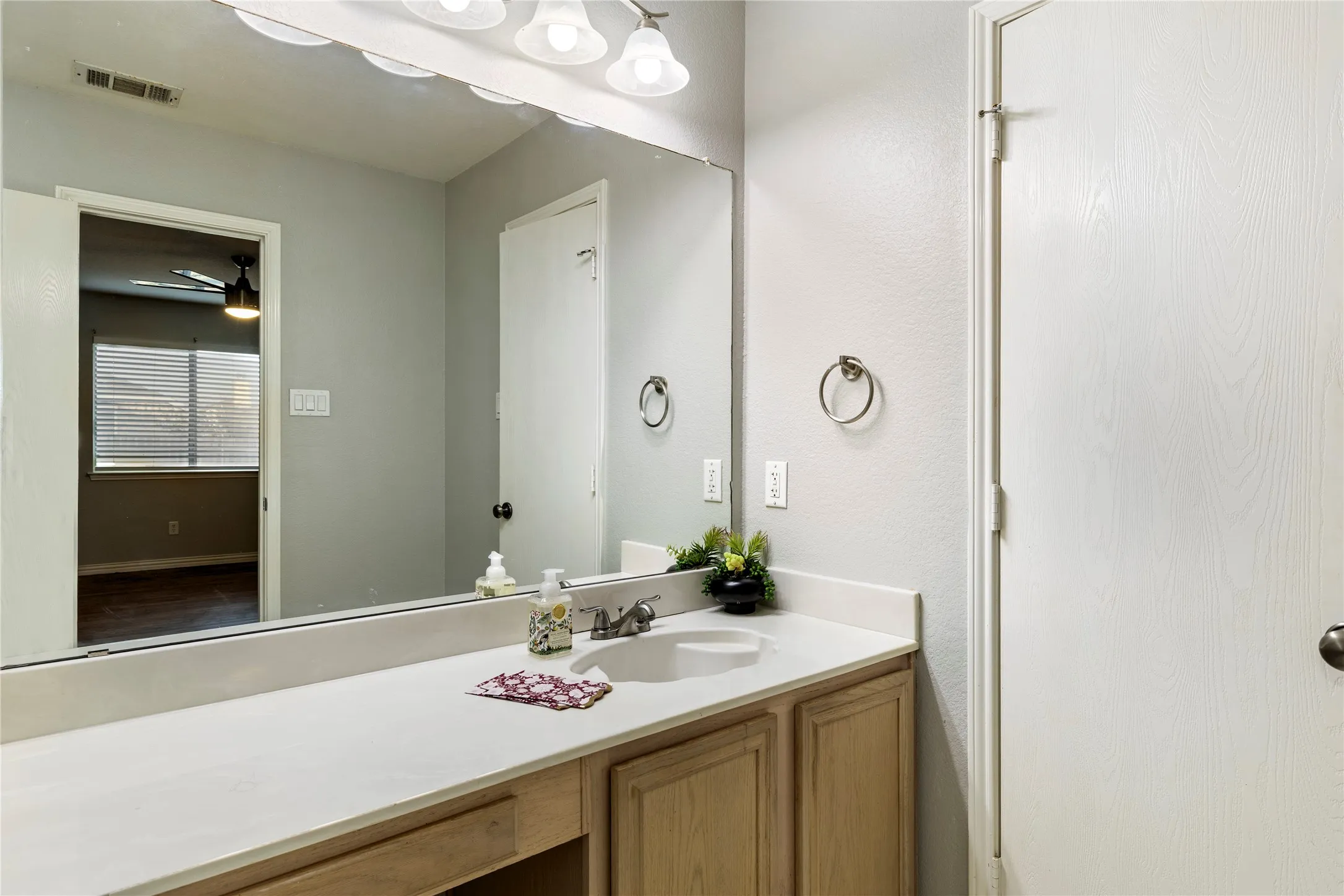 Single Family Residence For Sale in Tarrant County , 1211 Varacruz Drive, Arlington, Texas 76010, 3 Bedroom, 2 Bathroom, 2 Garage spaces, 1,283 Sqft, built in 2003, mls#21400687, Real Estate Agent in Arlington, Homes For Sale in Tarrant county, Homes For Sale in Arlington, Realtor in Arlington Texas, Real Estate Brokerage Independent Realty Texas, Luminita Cordes Realtor