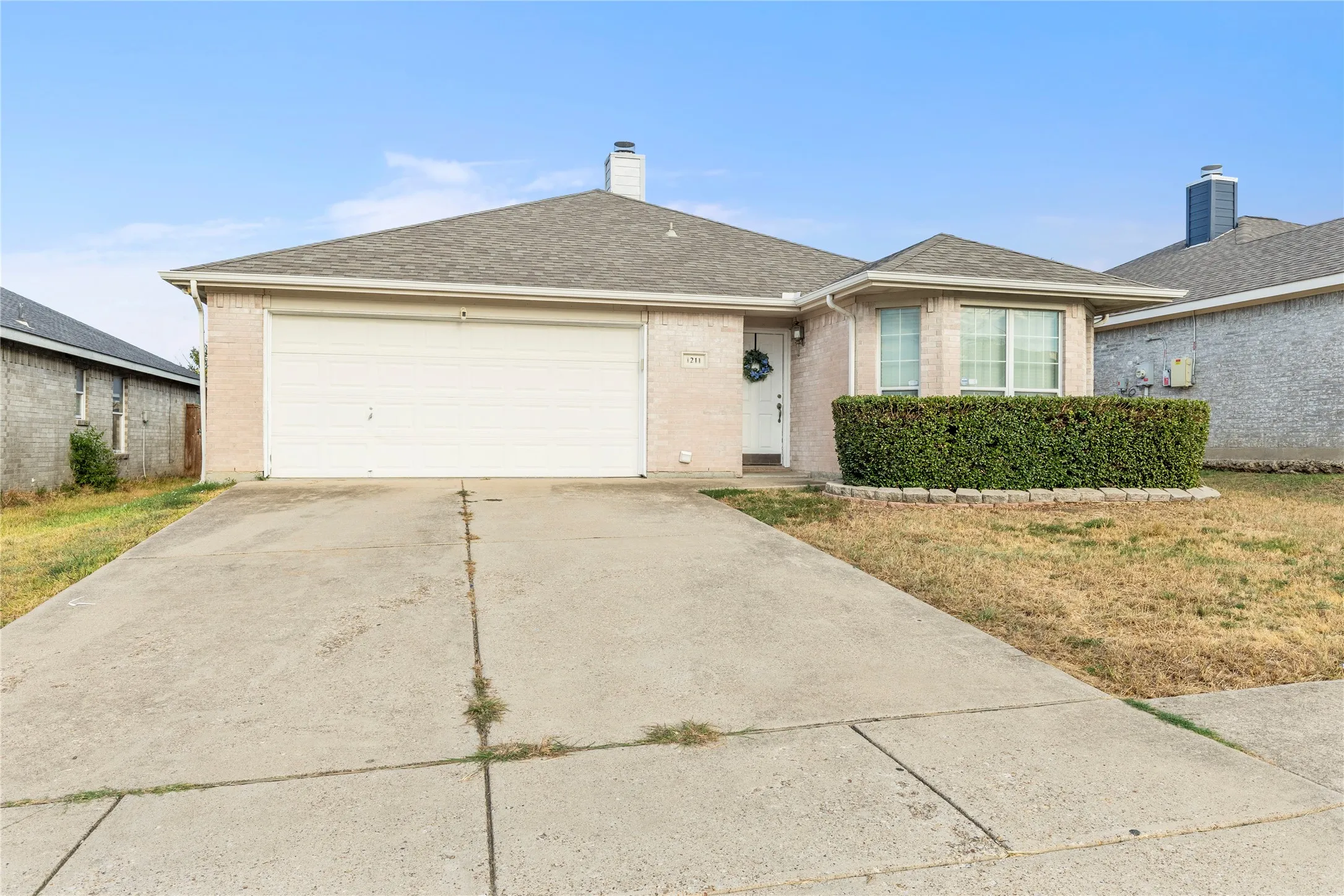 Single Family Residence For Sale in Tarrant County , 1211 Varacruz Drive, Arlington, Texas 76010, 3 Bedroom, 2 Bathroom, 2 Garage spaces, 1,283 Sqft, built in 2003, mls#21400687, Real Estate Agent in Arlington, Homes For Sale in Tarrant county, Homes For Sale in Arlington, Realtor in Arlington Texas, Real Estate Brokerage Independent Realty Texas, Luminita Cordes Realtor