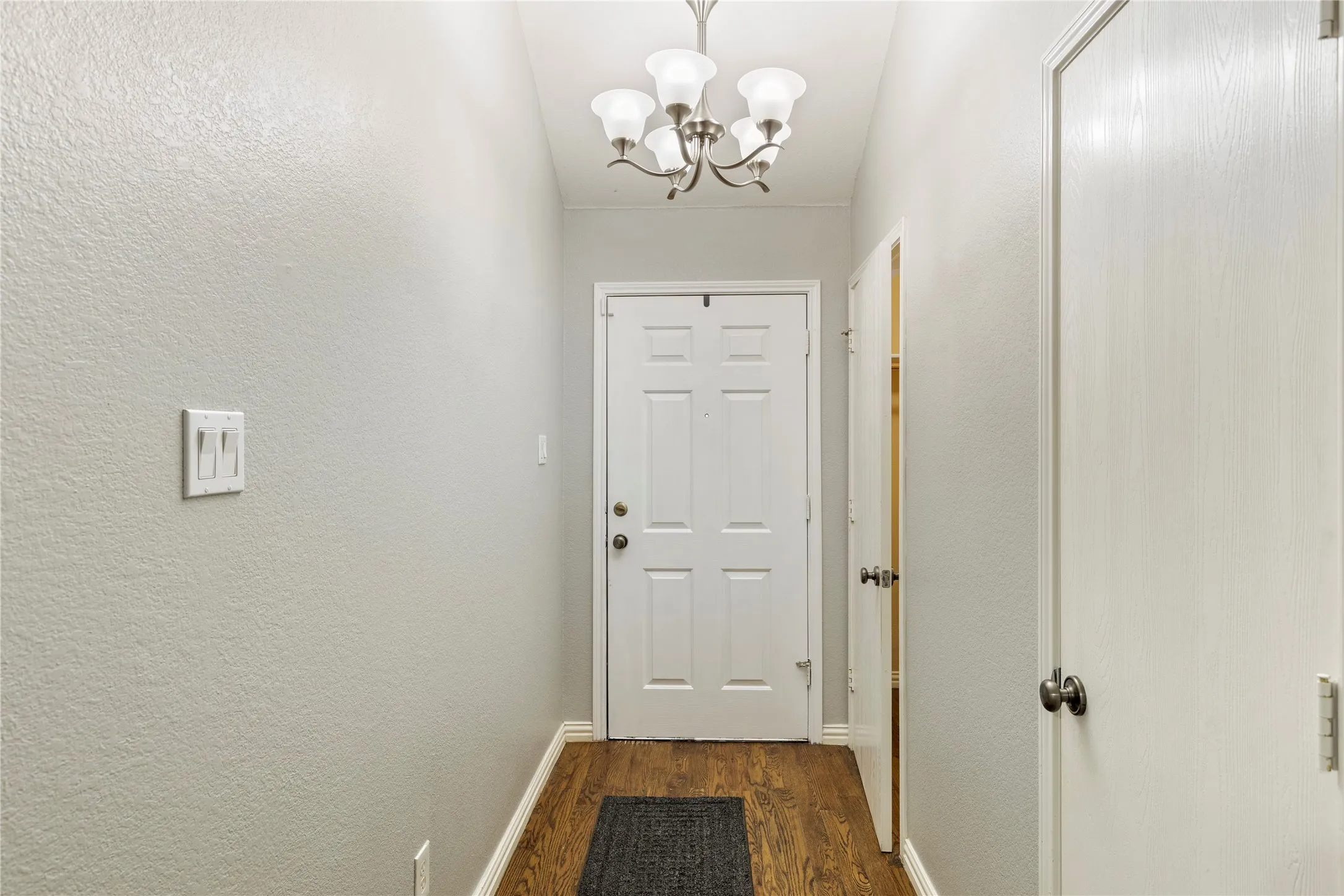 Single Family Residence For Sale in Tarrant County , 1211 Varacruz Drive, Arlington, Texas 76010, 3 Bedroom, 2 Bathroom, 2 Garage spaces, 1,283 Sqft, built in 2003, mls#21400687, Real Estate Agent in Arlington, Homes For Sale in Tarrant county, Homes For Sale in Arlington, Realtor in Arlington Texas, Real Estate Brokerage Independent Realty Texas, Luminita Cordes Realtor