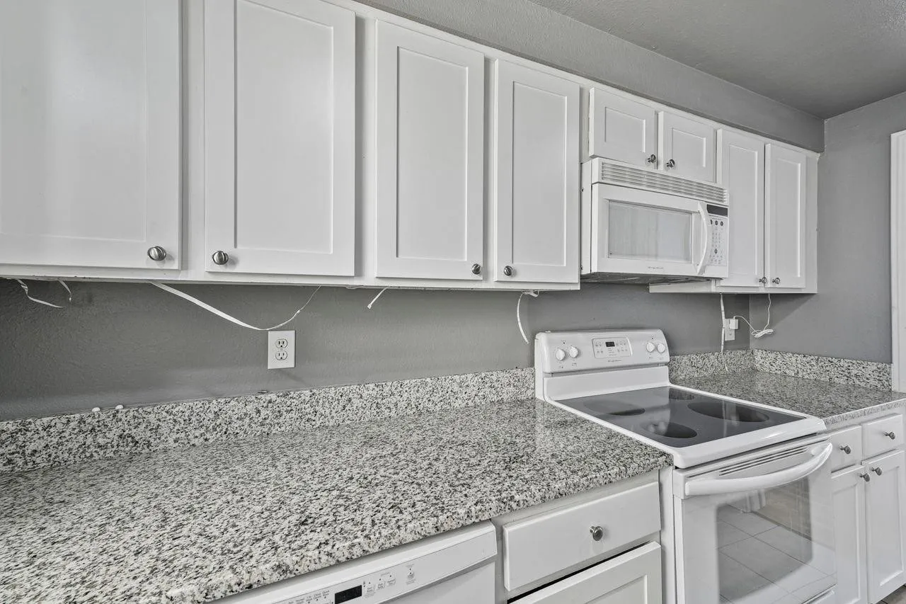 Condominium For Rent in Dallas County , 3100 Cole Avenue 211, Dallas, Texas 75204, 2 Bedroom, 2 Bathroom, 2 Garage spaces, 1,037 Sqft, built in 1984, mls#21400688, Real Estate Agent in Dallas, Homes For Rent in Dallas county, Homes For Rent in Dallas, Realtor in Dallas Texas, Real Estate Brokerage Independent Realty Texas, Luminita Cordes Realtor