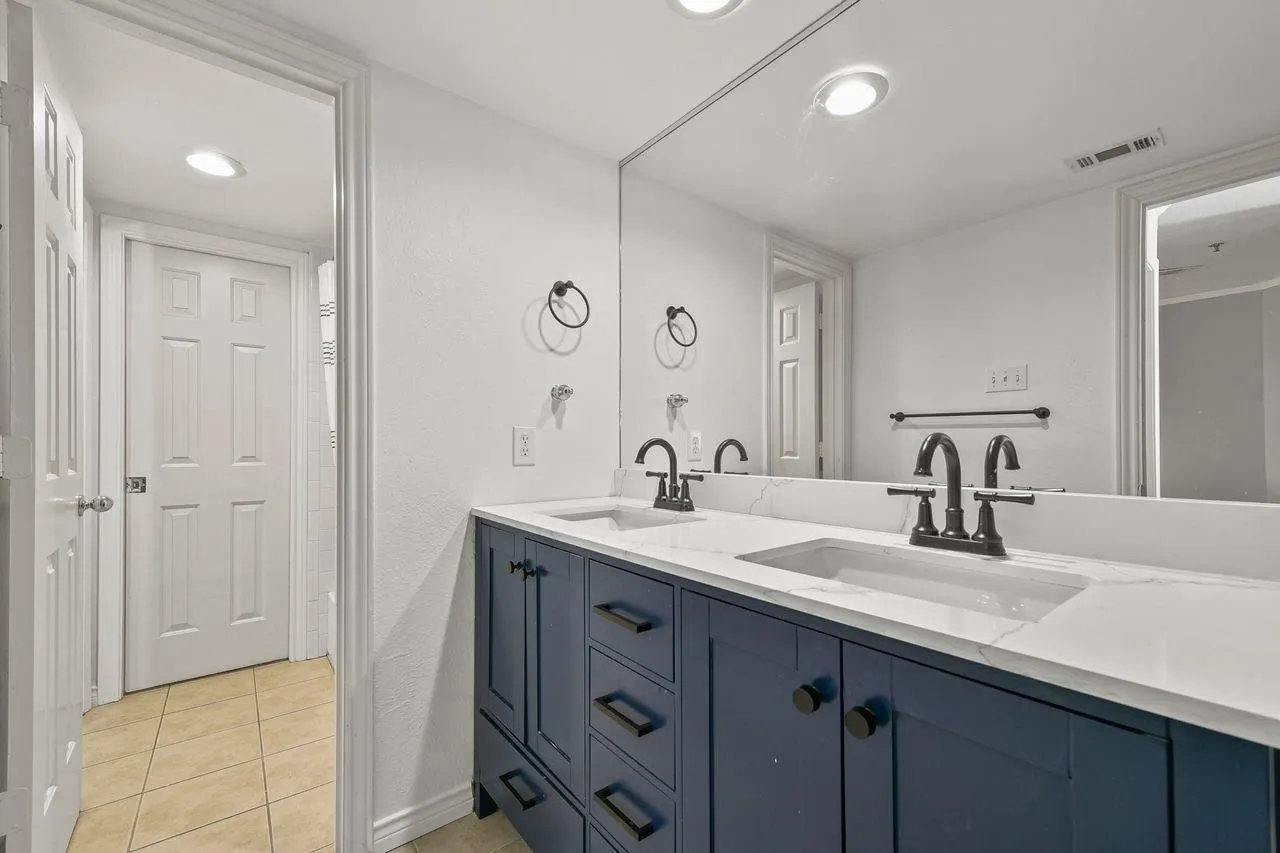 Condominium For Rent in Dallas County , 3100 Cole Avenue 211, Dallas, Texas 75204, 2 Bedroom, 2 Bathroom, 2 Garage spaces, 1,037 Sqft, built in 1984, mls#21400688, Real Estate Agent in Dallas, Homes For Rent in Dallas county, Homes For Rent in Dallas, Realtor in Dallas Texas, Real Estate Brokerage Independent Realty Texas, Luminita Cordes Realtor