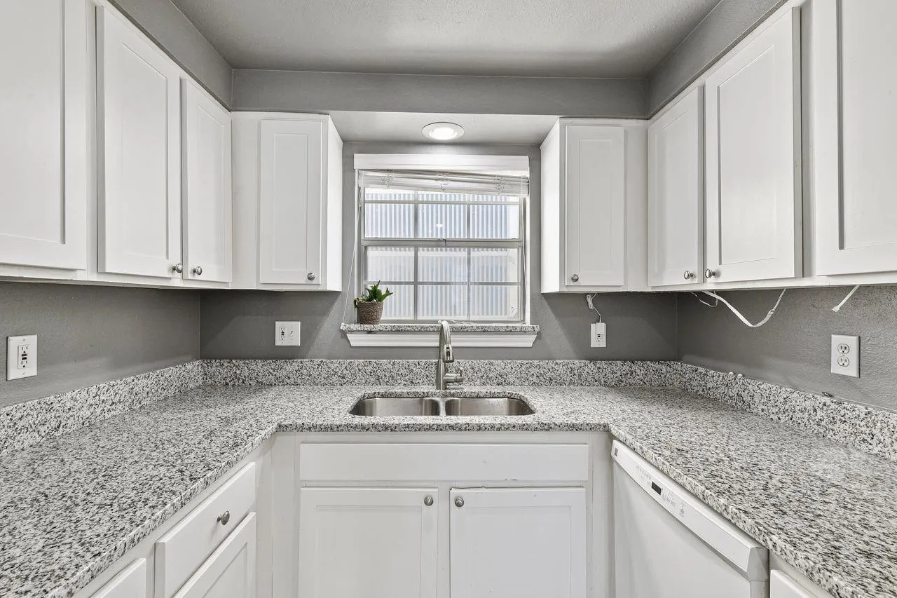 Condominium For Rent in Dallas County , 3100 Cole Avenue 211, Dallas, Texas 75204, 2 Bedroom, 2 Bathroom, 2 Garage spaces, 1,037 Sqft, built in 1984, mls#21400688, Real Estate Agent in Dallas, Homes For Rent in Dallas county, Homes For Rent in Dallas, Realtor in Dallas Texas, Real Estate Brokerage Independent Realty Texas, Luminita Cordes Realtor