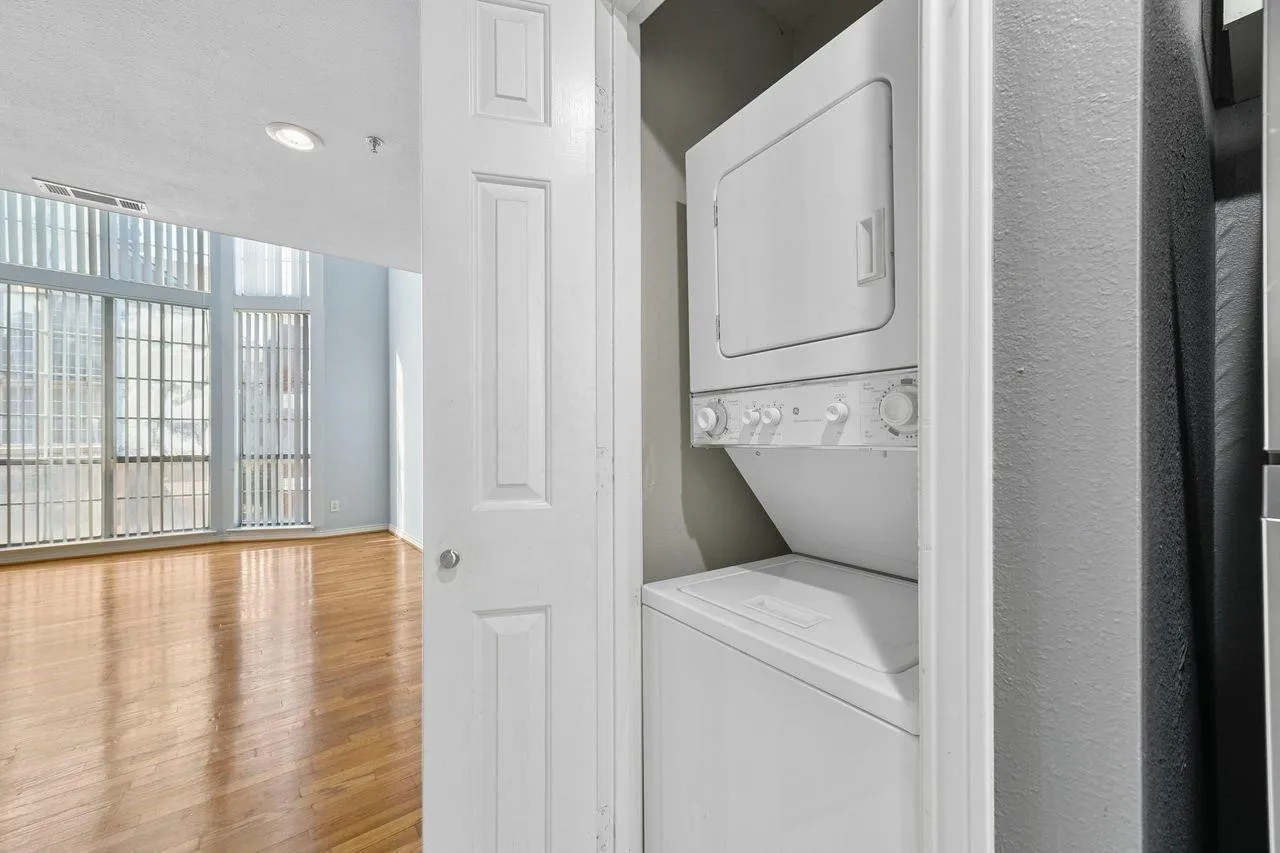 Condominium For Rent in Dallas County , 3100 Cole Avenue 211, Dallas, Texas 75204, 2 Bedroom, 2 Bathroom, 2 Garage spaces, 1,037 Sqft, built in 1984, mls#21400688, Real Estate Agent in Dallas, Homes For Rent in Dallas county, Homes For Rent in Dallas, Realtor in Dallas Texas, Real Estate Brokerage Independent Realty Texas, Luminita Cordes Realtor