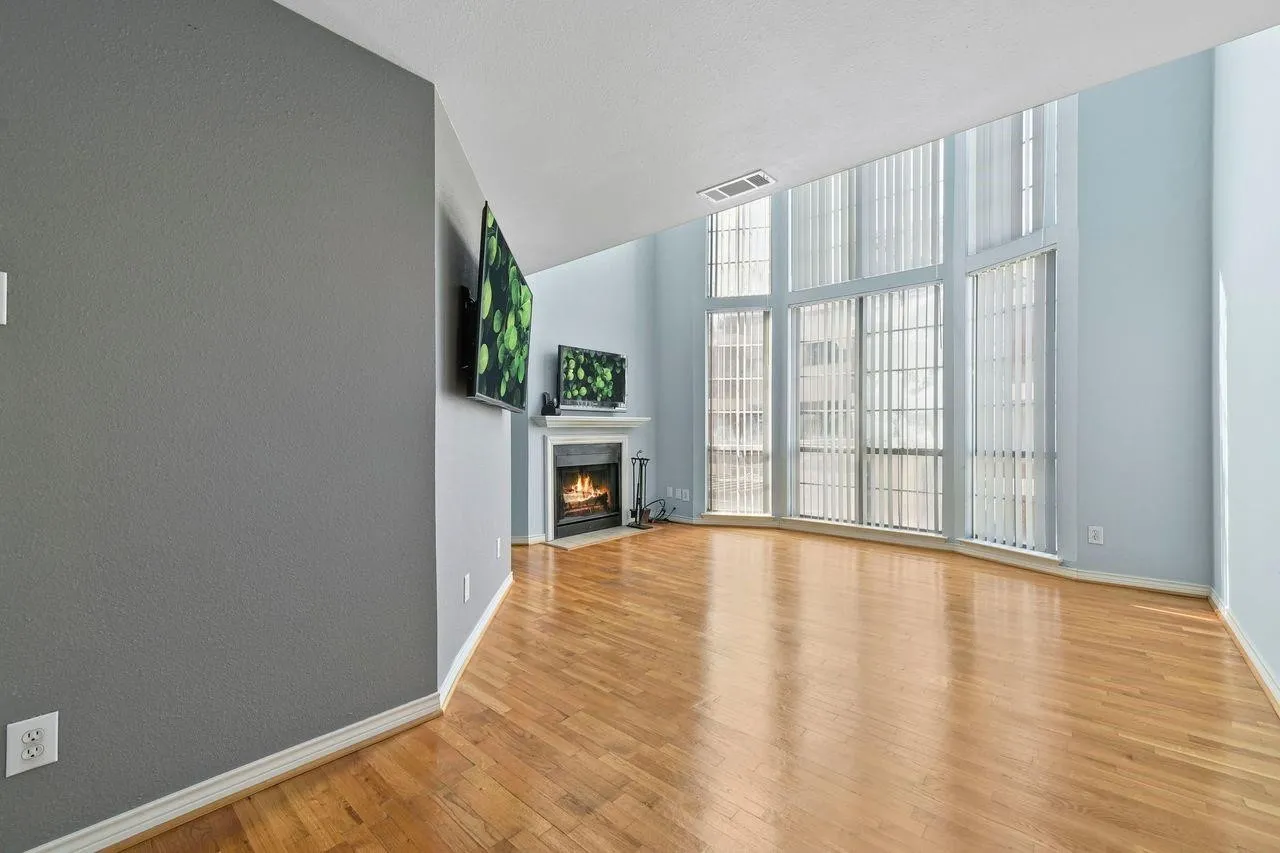 Condominium For Rent in Dallas County , 3100 Cole Avenue 211, Dallas, Texas 75204, 2 Bedroom, 2 Bathroom, 2 Garage spaces, 1,037 Sqft, built in 1984, mls#21400688, Real Estate Agent in Dallas, Homes For Rent in Dallas county, Homes For Rent in Dallas, Realtor in Dallas Texas, Real Estate Brokerage Independent Realty Texas, Luminita Cordes Realtor