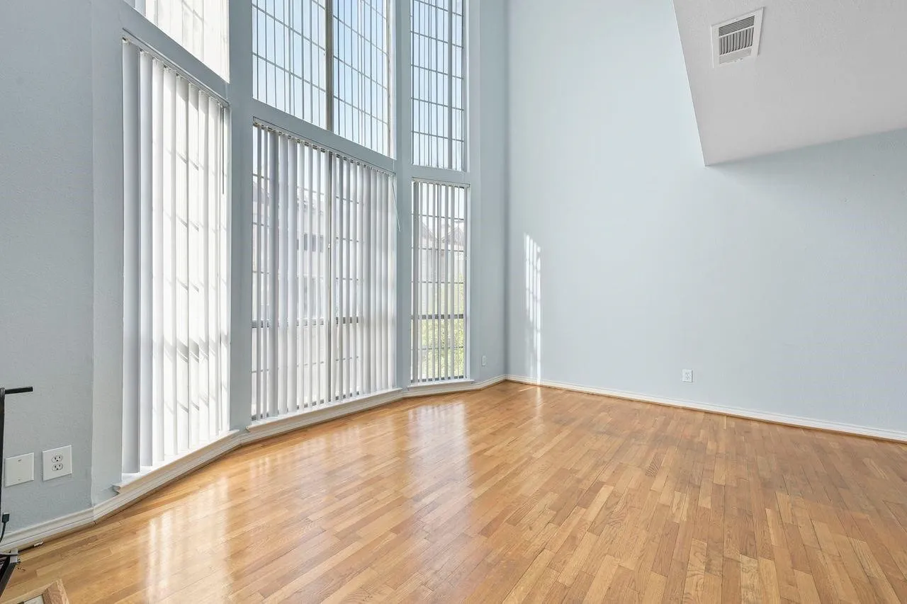 Condominium For Rent in Dallas County , 3100 Cole Avenue 211, Dallas, Texas 75204, 2 Bedroom, 2 Bathroom, 2 Garage spaces, 1,037 Sqft, built in 1984, mls#21400688, Real Estate Agent in Dallas, Homes For Rent in Dallas county, Homes For Rent in Dallas, Realtor in Dallas Texas, Real Estate Brokerage Independent Realty Texas, Luminita Cordes Realtor