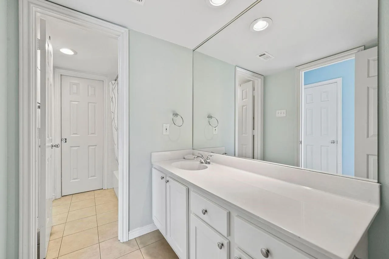 Condominium For Rent in Dallas County , 3100 Cole Avenue 211, Dallas, Texas 75204, 2 Bedroom, 2 Bathroom, 2 Garage spaces, 1,037 Sqft, built in 1984, mls#21400688, Real Estate Agent in Dallas, Homes For Rent in Dallas county, Homes For Rent in Dallas, Realtor in Dallas Texas, Real Estate Brokerage Independent Realty Texas, Luminita Cordes Realtor