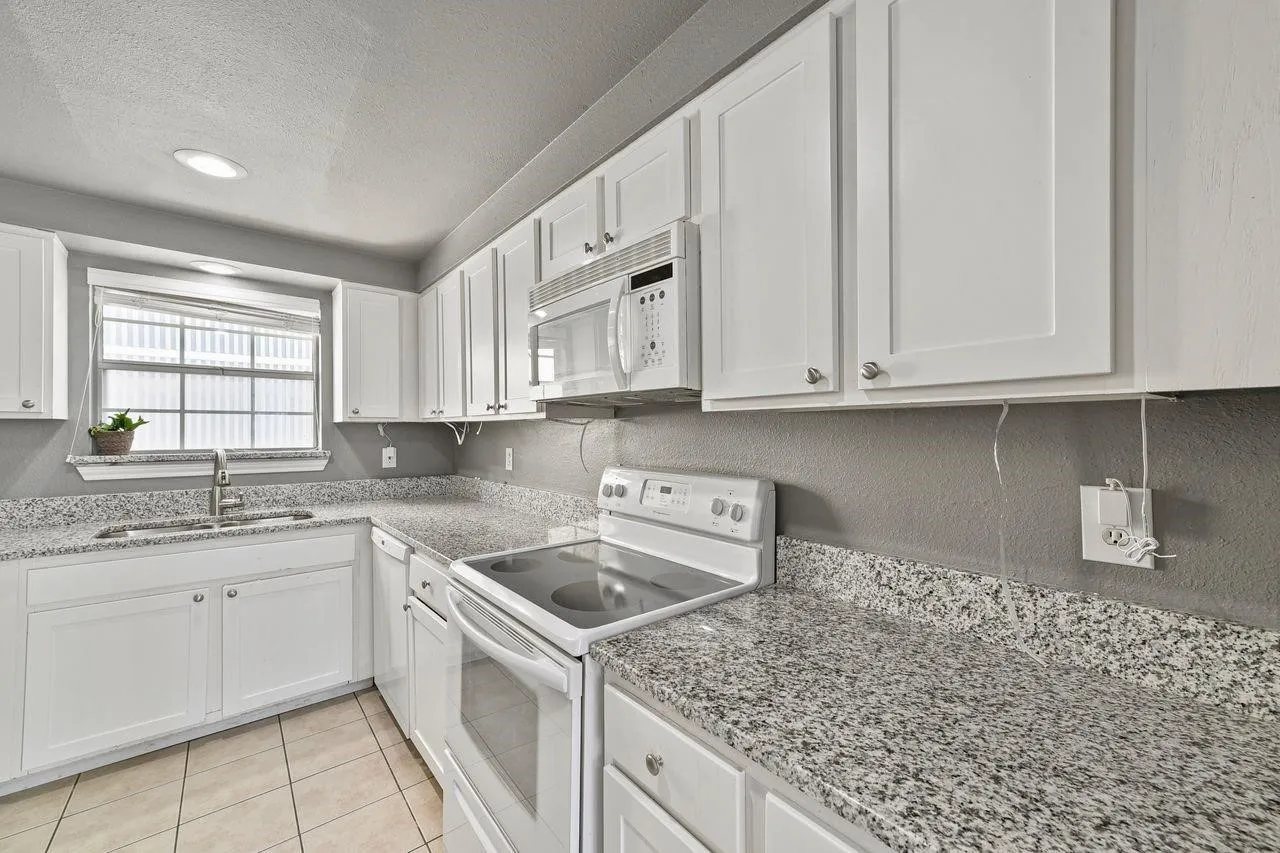 Condominium For Rent in Dallas County , 3100 Cole Avenue 211, Dallas, Texas 75204, 2 Bedroom, 2 Bathroom, 2 Garage spaces, 1,037 Sqft, built in 1984, mls#21400688, Real Estate Agent in Dallas, Homes For Rent in Dallas county, Homes For Rent in Dallas, Realtor in Dallas Texas, Real Estate Brokerage Independent Realty Texas, Luminita Cordes Realtor