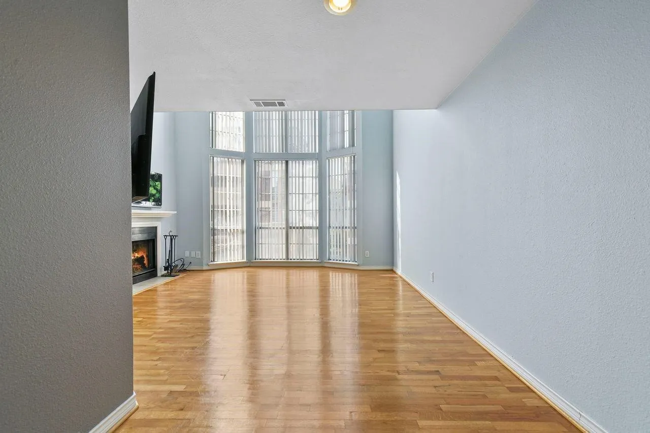 Condominium For Rent in Dallas County , 3100 Cole Avenue 211, Dallas, Texas 75204, 2 Bedroom, 2 Bathroom, 2 Garage spaces, 1,037 Sqft, built in 1984, mls#21400688, Real Estate Agent in Dallas, Homes For Rent in Dallas county, Homes For Rent in Dallas, Realtor in Dallas Texas, Real Estate Brokerage Independent Realty Texas, Luminita Cordes Realtor