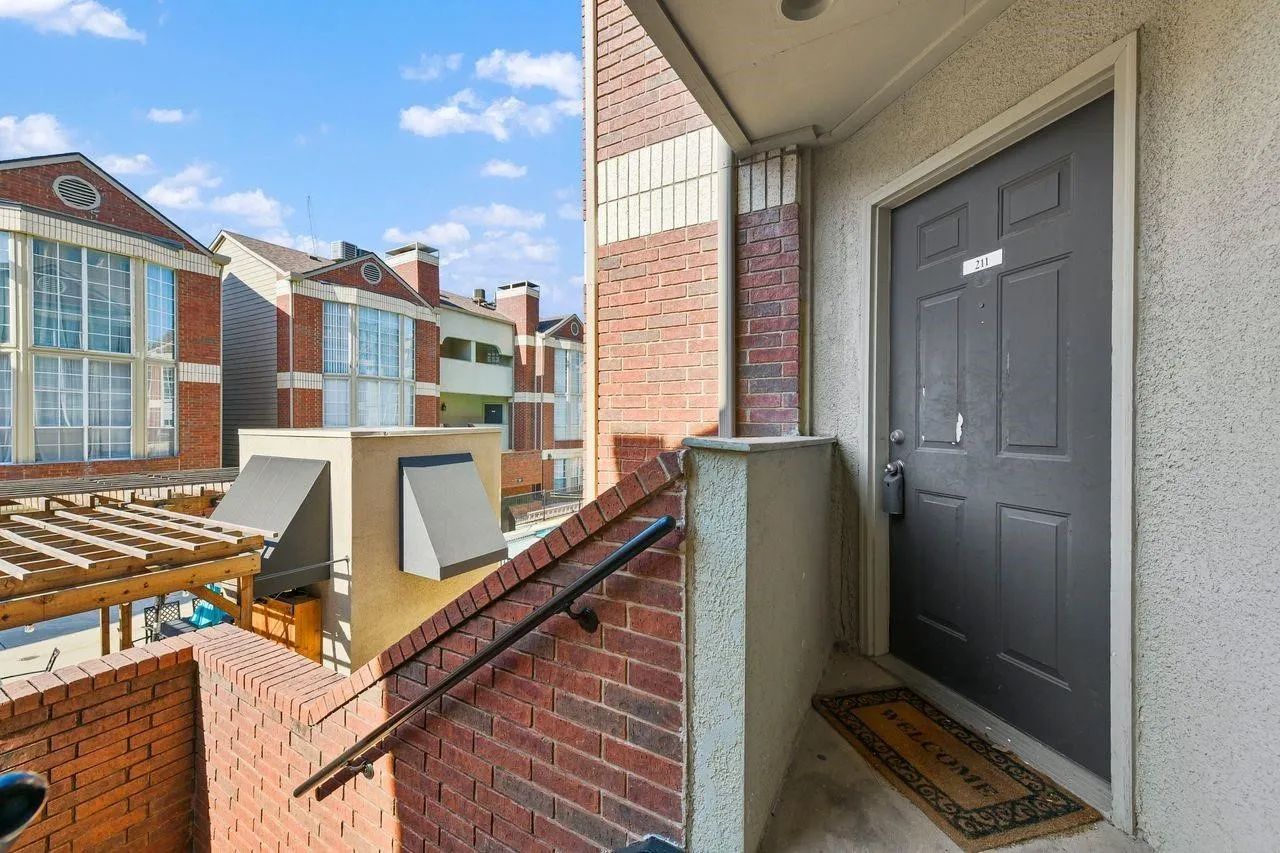 Condominium For Rent in Dallas County , 3100 Cole Avenue 211, Dallas, Texas 75204, 2 Bedroom, 2 Bathroom, 2 Garage spaces, 1,037 Sqft, built in 1984, mls#21400688, Real Estate Agent in Dallas, Homes For Rent in Dallas county, Homes For Rent in Dallas, Realtor in Dallas Texas, Real Estate Brokerage Independent Realty Texas, Luminita Cordes Realtor