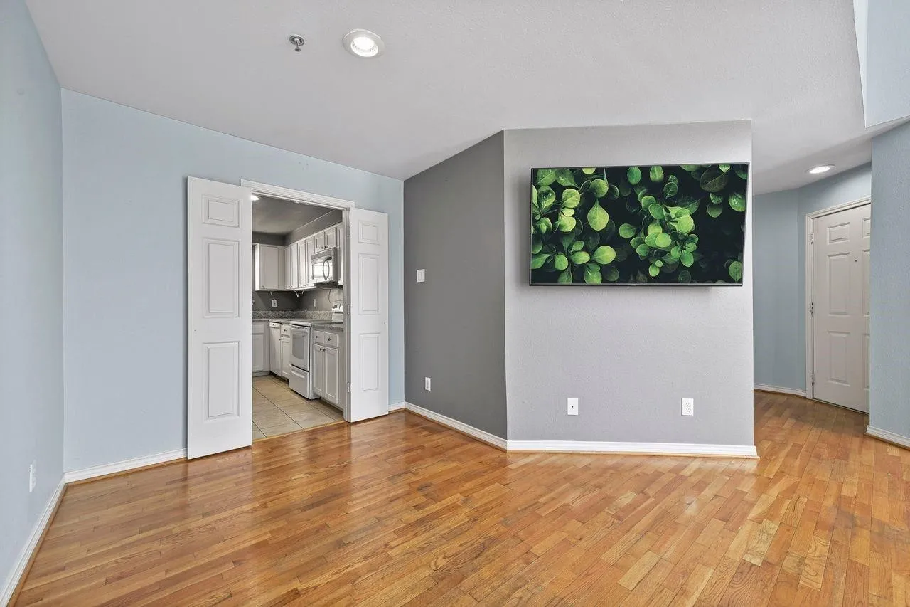 Condominium For Rent in Dallas County , 3100 Cole Avenue 211, Dallas, Texas 75204, 2 Bedroom, 2 Bathroom, 2 Garage spaces, 1,037 Sqft, built in 1984, mls#21400688, Real Estate Agent in Dallas, Homes For Rent in Dallas county, Homes For Rent in Dallas, Realtor in Dallas Texas, Real Estate Brokerage Independent Realty Texas, Luminita Cordes Realtor