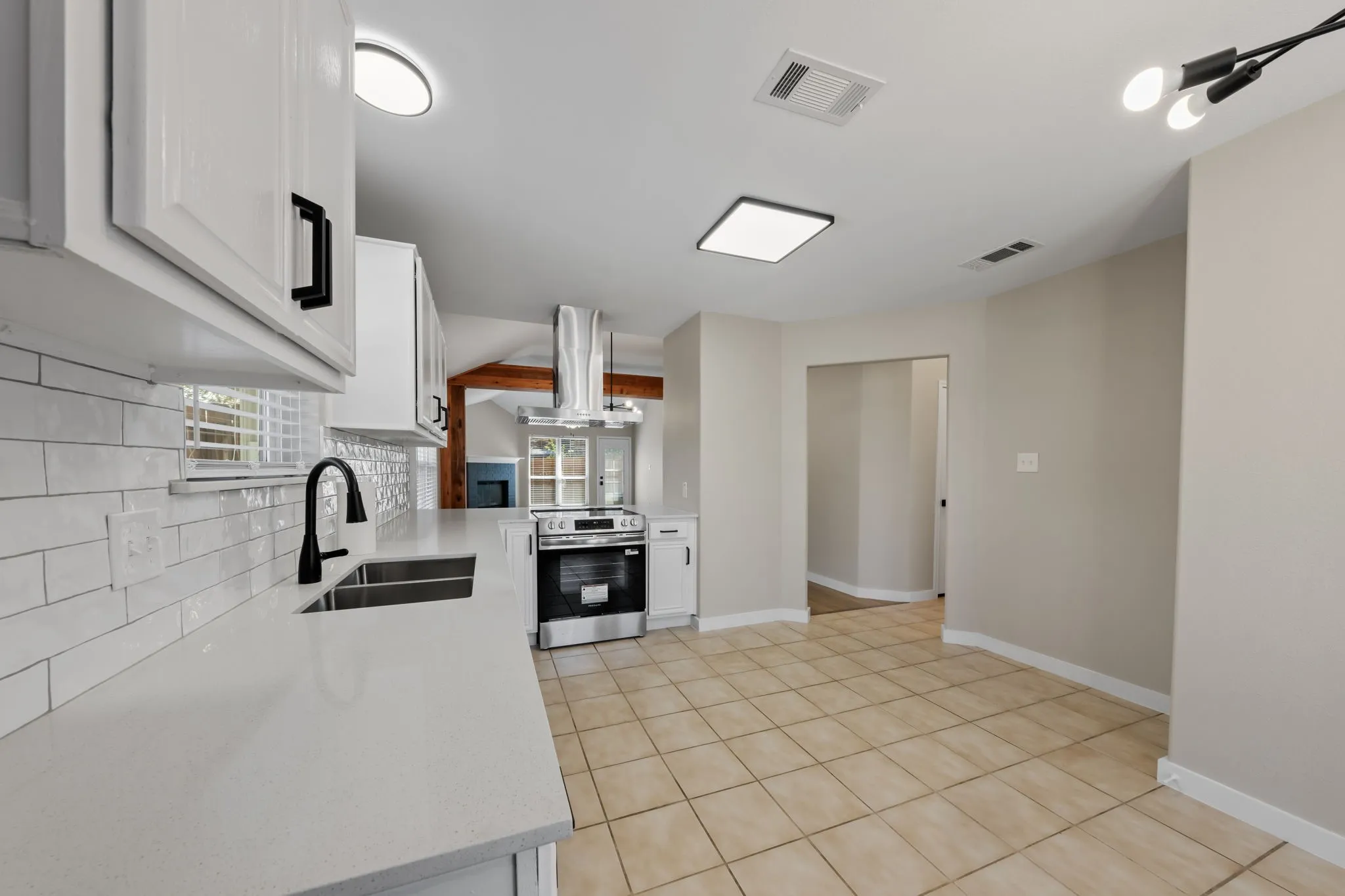 Single Family Residence For Sale in Tarrant County , 6001 Team Court, Arlington, Texas 76018, 3 Bedroom, 2 Bathroom, 2 Garage spaces, 1,441 Sqft, built in 1997, mls#21398388, Real Estate Agent in Arlington, Homes For Sale in Tarrant county, Homes For Sale in Arlington, Realtor in Arlington Texas, Real Estate Brokerage Independent Realty Texas, Luminita Cordes Realtor