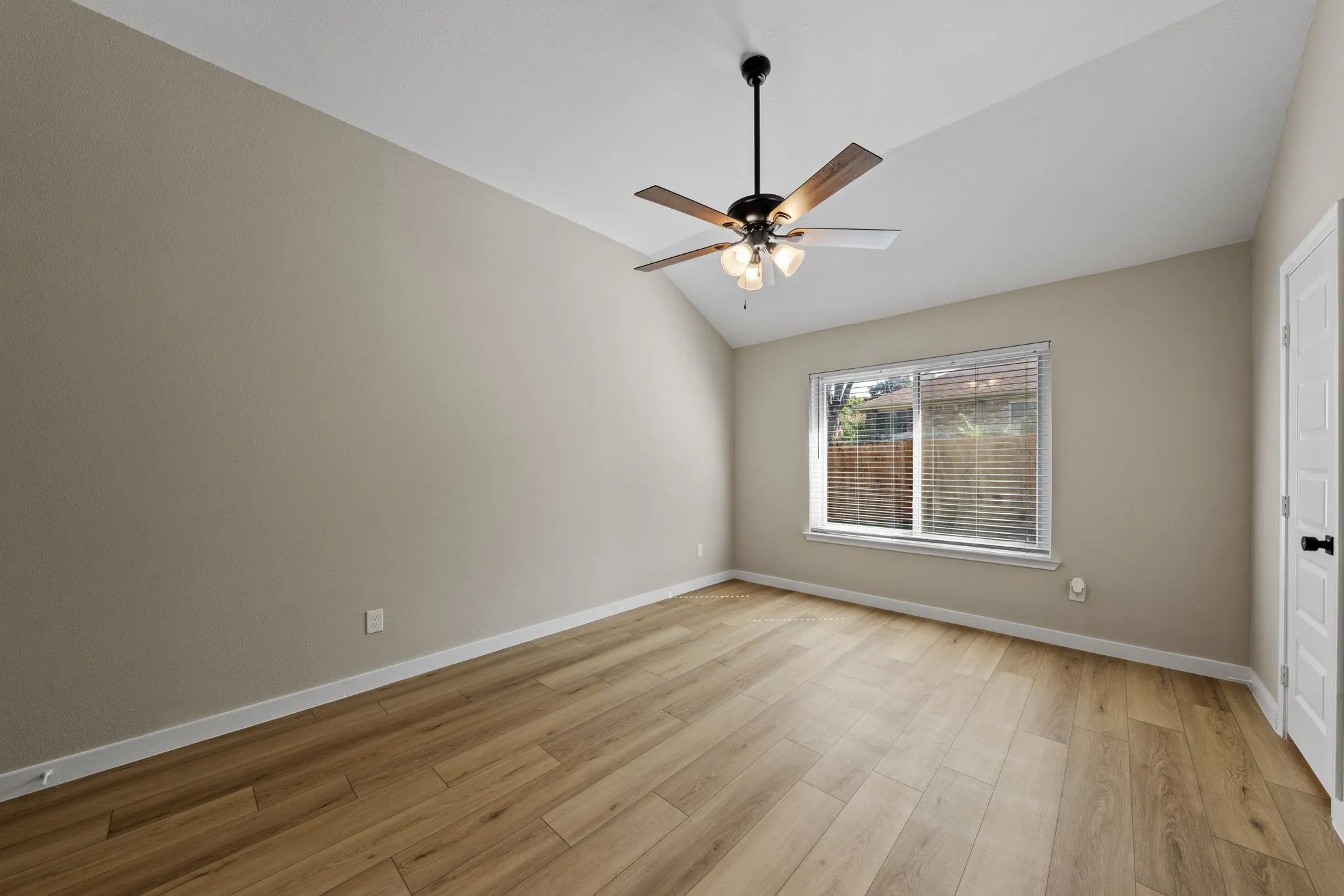 Single Family Residence For Sale in Tarrant County , 6001 Team Court, Arlington, Texas 76018, 3 Bedroom, 2 Bathroom, 2 Garage spaces, 1,441 Sqft, built in 1997, mls#21398388, Real Estate Agent in Arlington, Homes For Sale in Tarrant county, Homes For Sale in Arlington, Realtor in Arlington Texas, Real Estate Brokerage Independent Realty Texas, Luminita Cordes Realtor