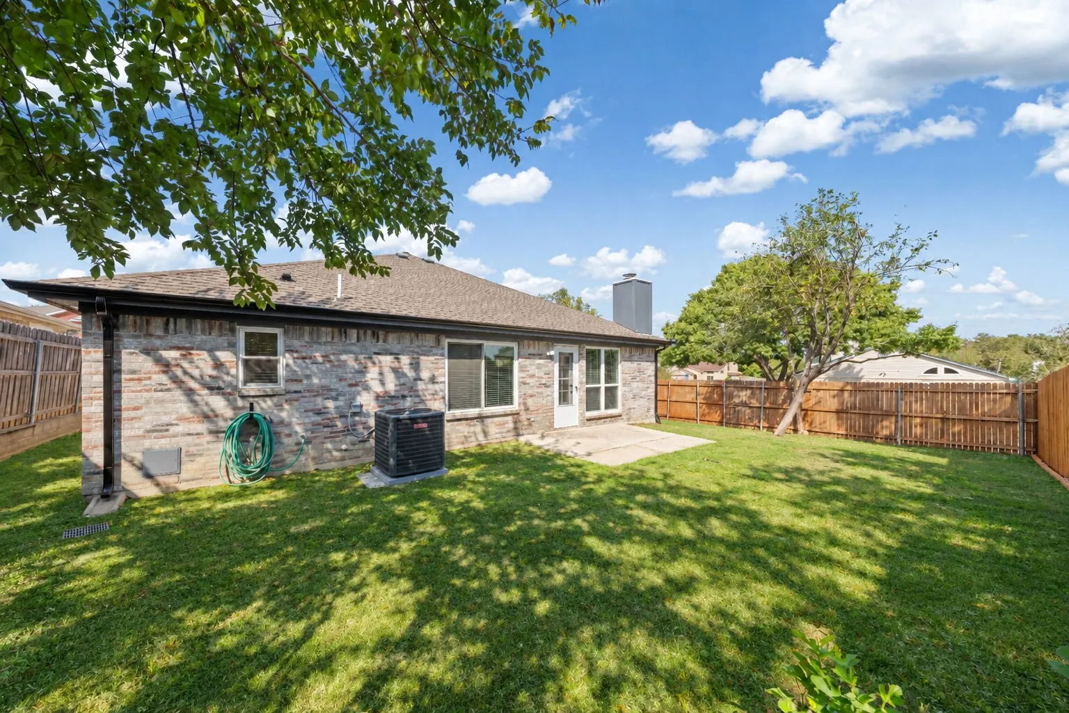 Single Family Residence For Sale in Tarrant County , 6001 Team Court, Arlington, Texas 76018, 3 Bedroom, 2 Bathroom, 2 Garage spaces, 1,441 Sqft, built in 1997, mls#21398388, Real Estate Agent in Arlington, Homes For Sale in Tarrant county, Homes For Sale in Arlington, Realtor in Arlington Texas, Real Estate Brokerage Independent Realty Texas, Luminita Cordes Realtor