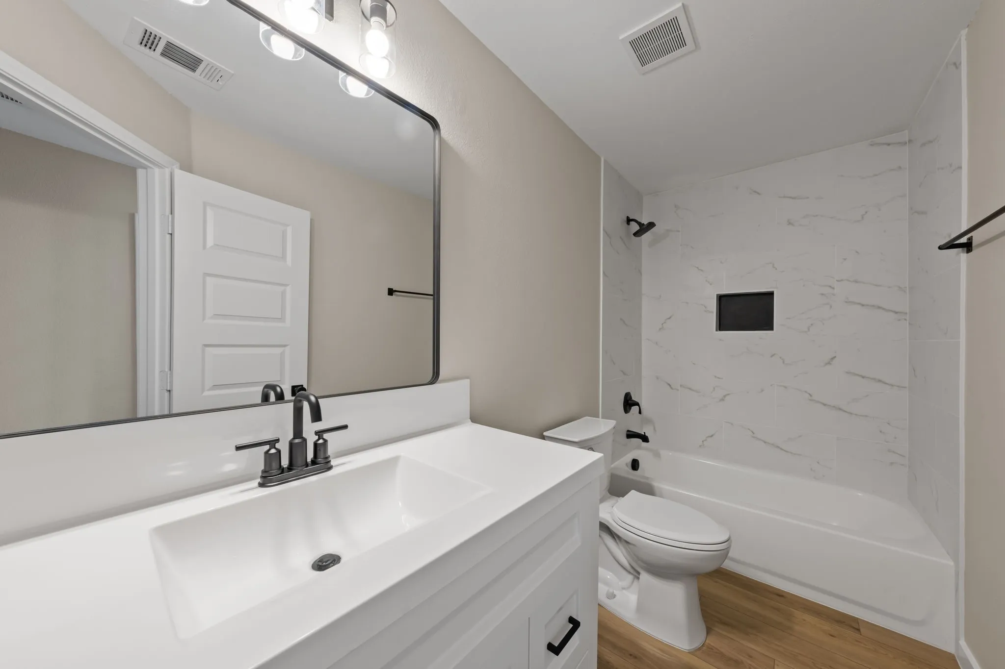 Single Family Residence For Sale in Tarrant County , 6001 Team Court, Arlington, Texas 76018, 3 Bedroom, 2 Bathroom, 2 Garage spaces, 1,441 Sqft, built in 1997, mls#21398388, Real Estate Agent in Arlington, Homes For Sale in Tarrant county, Homes For Sale in Arlington, Realtor in Arlington Texas, Real Estate Brokerage Independent Realty Texas, Luminita Cordes Realtor