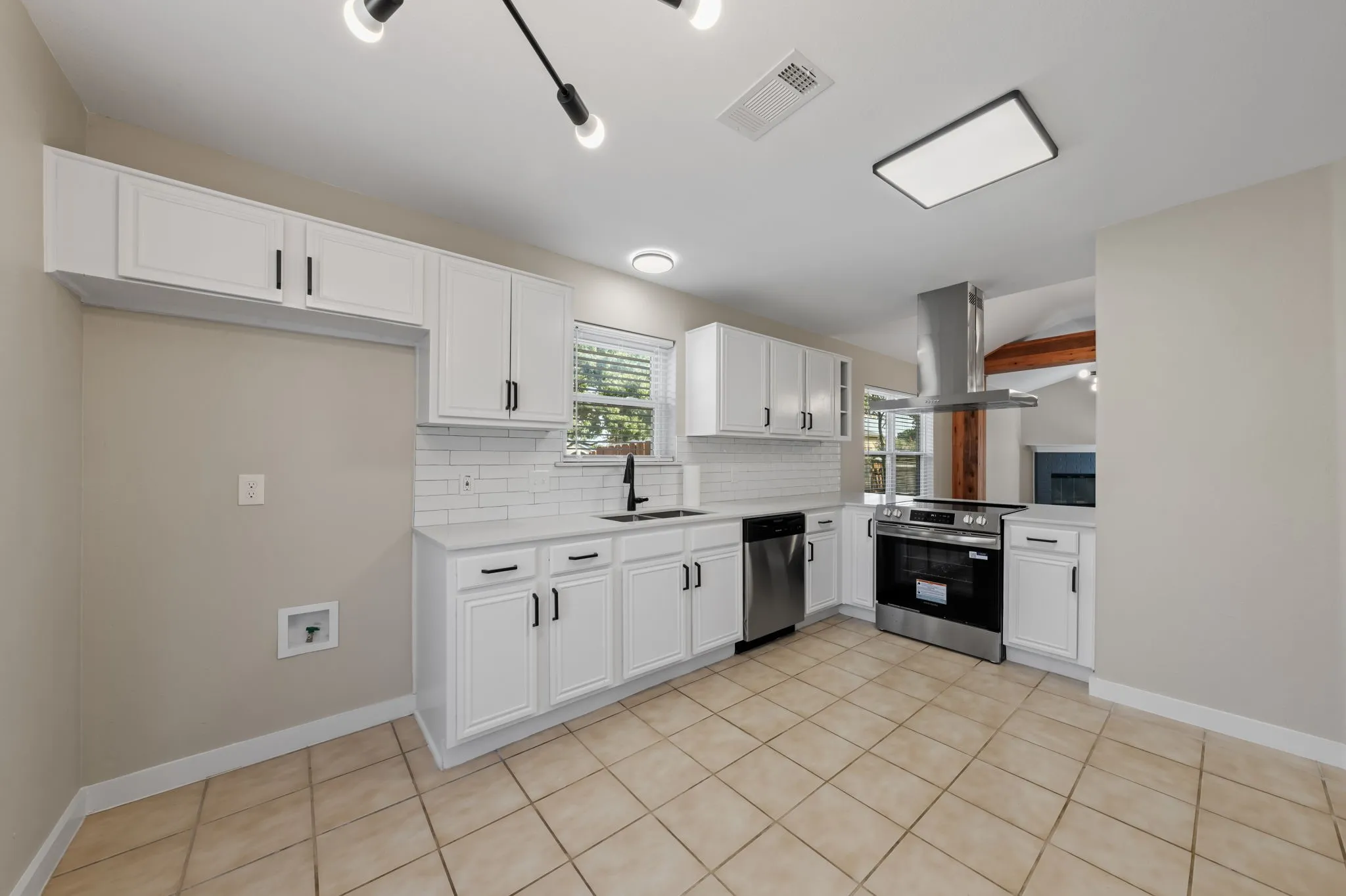 Single Family Residence For Sale in Tarrant County , 6001 Team Court, Arlington, Texas 76018, 3 Bedroom, 2 Bathroom, 2 Garage spaces, 1,441 Sqft, built in 1997, mls#21398388, Real Estate Agent in Arlington, Homes For Sale in Tarrant county, Homes For Sale in Arlington, Realtor in Arlington Texas, Real Estate Brokerage Independent Realty Texas, Luminita Cordes Realtor