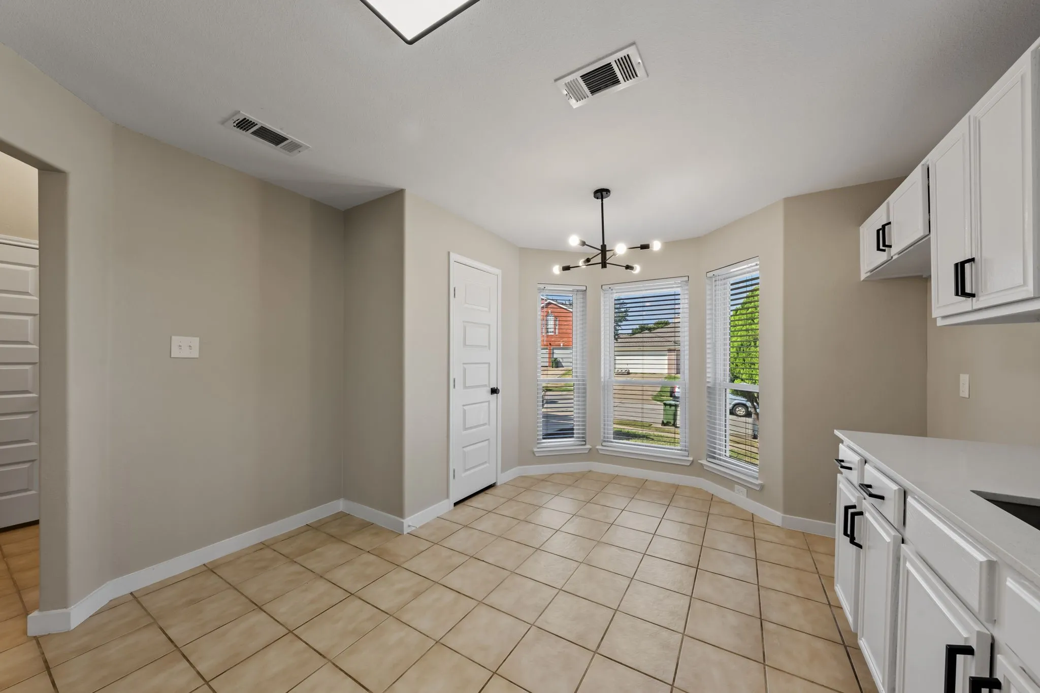 Single Family Residence For Sale in Tarrant County , 6001 Team Court, Arlington, Texas 76018, 3 Bedroom, 2 Bathroom, 2 Garage spaces, 1,441 Sqft, built in 1997, mls#21398388, Real Estate Agent in Arlington, Homes For Sale in Tarrant county, Homes For Sale in Arlington, Realtor in Arlington Texas, Real Estate Brokerage Independent Realty Texas, Luminita Cordes Realtor