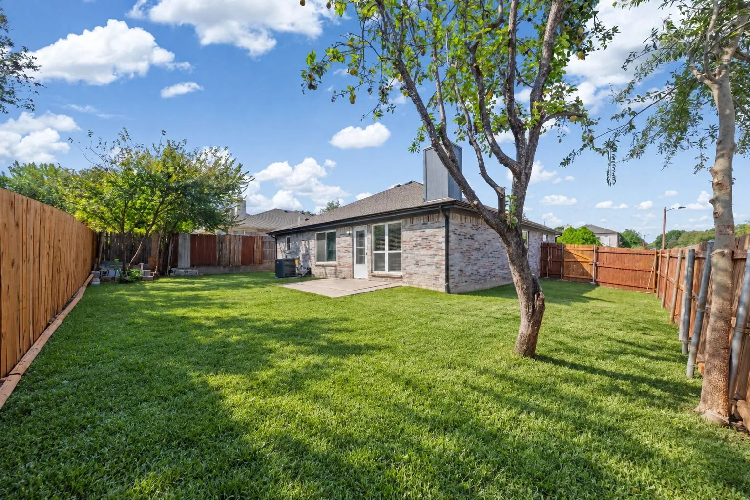 Single Family Residence For Sale in Tarrant County , 6001 Team Court, Arlington, Texas 76018, 3 Bedroom, 2 Bathroom, 2 Garage spaces, 1,441 Sqft, built in 1997, mls#21398388, Real Estate Agent in Arlington, Homes For Sale in Tarrant county, Homes For Sale in Arlington, Realtor in Arlington Texas, Real Estate Brokerage Independent Realty Texas, Luminita Cordes Realtor