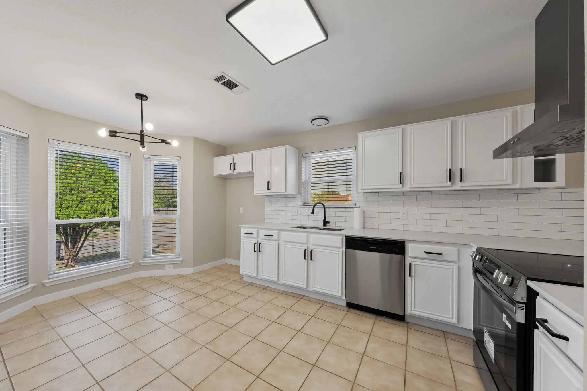 Single Family Residence For Sale in Tarrant County , 6001 Team Court, Arlington, Texas 76018, 3 Bedroom, 2 Bathroom, 2 Garage spaces, 1,441 Sqft, built in 1997, mls#21398388, Real Estate Agent in Arlington, Homes For Sale in Tarrant county, Homes For Sale in Arlington, Realtor in Arlington Texas, Real Estate Brokerage Independent Realty Texas, Luminita Cordes Realtor