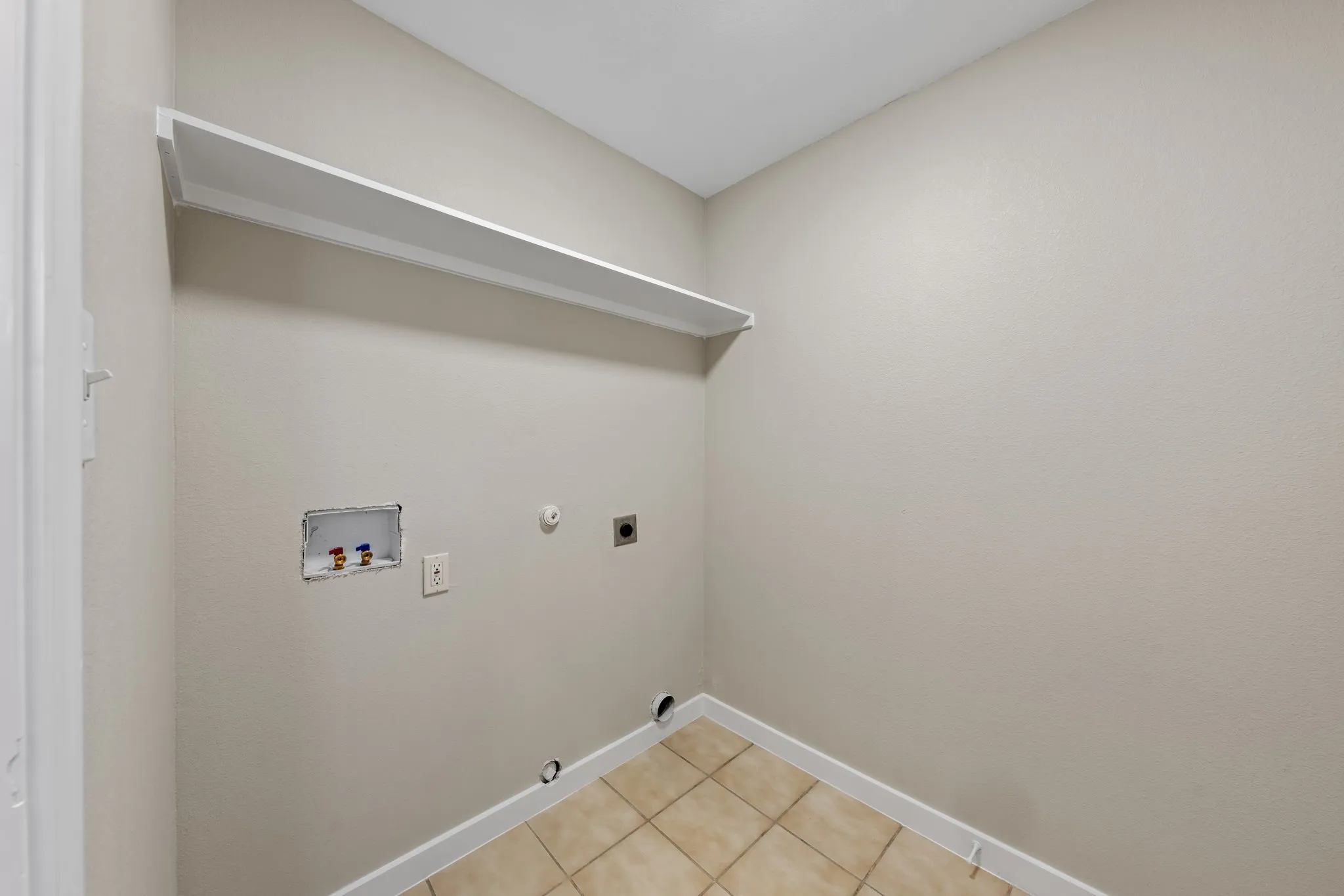 Single Family Residence For Sale in Tarrant County , 6001 Team Court, Arlington, Texas 76018, 3 Bedroom, 2 Bathroom, 2 Garage spaces, 1,441 Sqft, built in 1997, mls#21398388, Real Estate Agent in Arlington, Homes For Sale in Tarrant county, Homes For Sale in Arlington, Realtor in Arlington Texas, Real Estate Brokerage Independent Realty Texas, Luminita Cordes Realtor