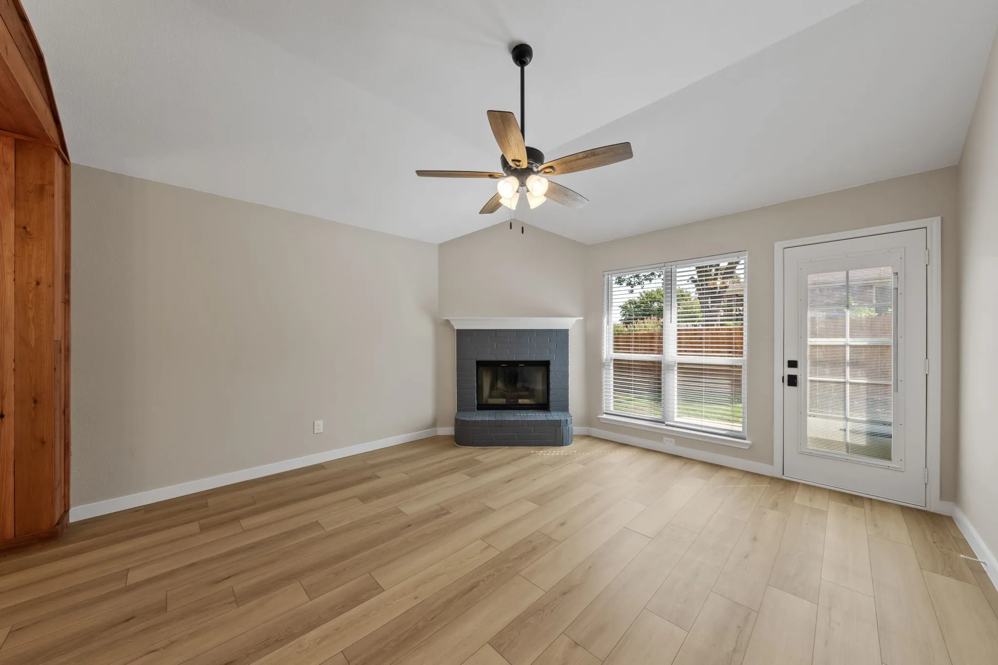 Single Family Residence For Sale in Tarrant County , 6001 Team Court, Arlington, Texas 76018, 3 Bedroom, 2 Bathroom, 2 Garage spaces, 1,441 Sqft, built in 1997, mls#21398388, Real Estate Agent in Arlington, Homes For Sale in Tarrant county, Homes For Sale in Arlington, Realtor in Arlington Texas, Real Estate Brokerage Independent Realty Texas, Luminita Cordes Realtor