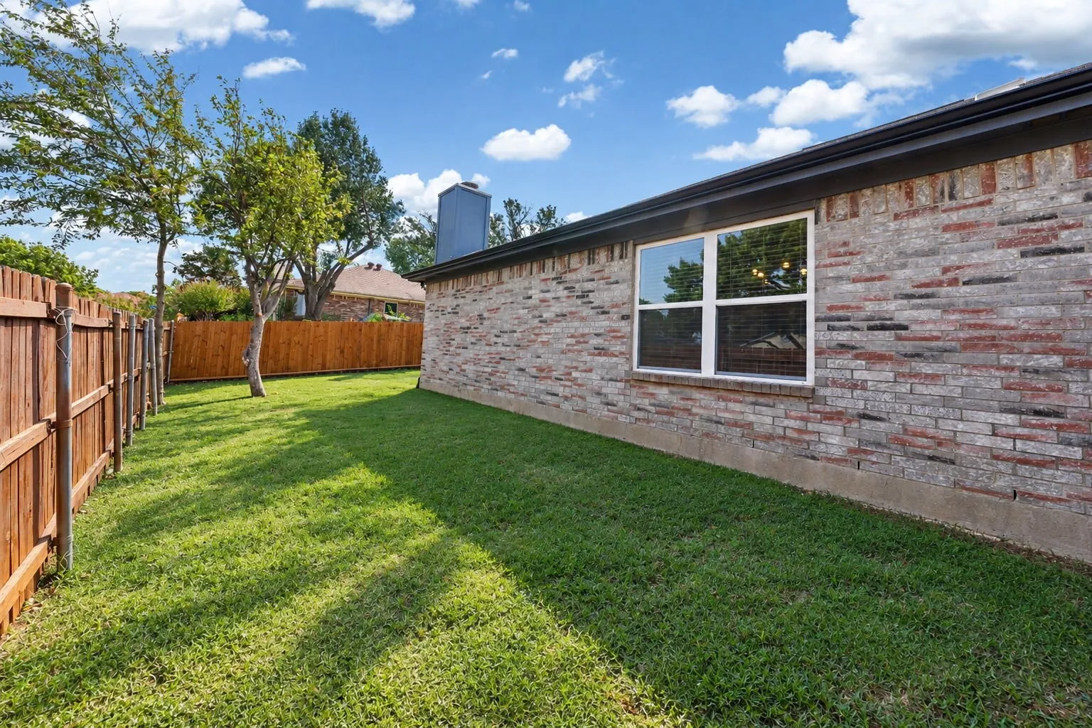 Single Family Residence For Sale in Tarrant County , 6001 Team Court, Arlington, Texas 76018, 3 Bedroom, 2 Bathroom, 2 Garage spaces, 1,441 Sqft, built in 1997, mls#21398388, Real Estate Agent in Arlington, Homes For Sale in Tarrant county, Homes For Sale in Arlington, Realtor in Arlington Texas, Real Estate Brokerage Independent Realty Texas, Luminita Cordes Realtor