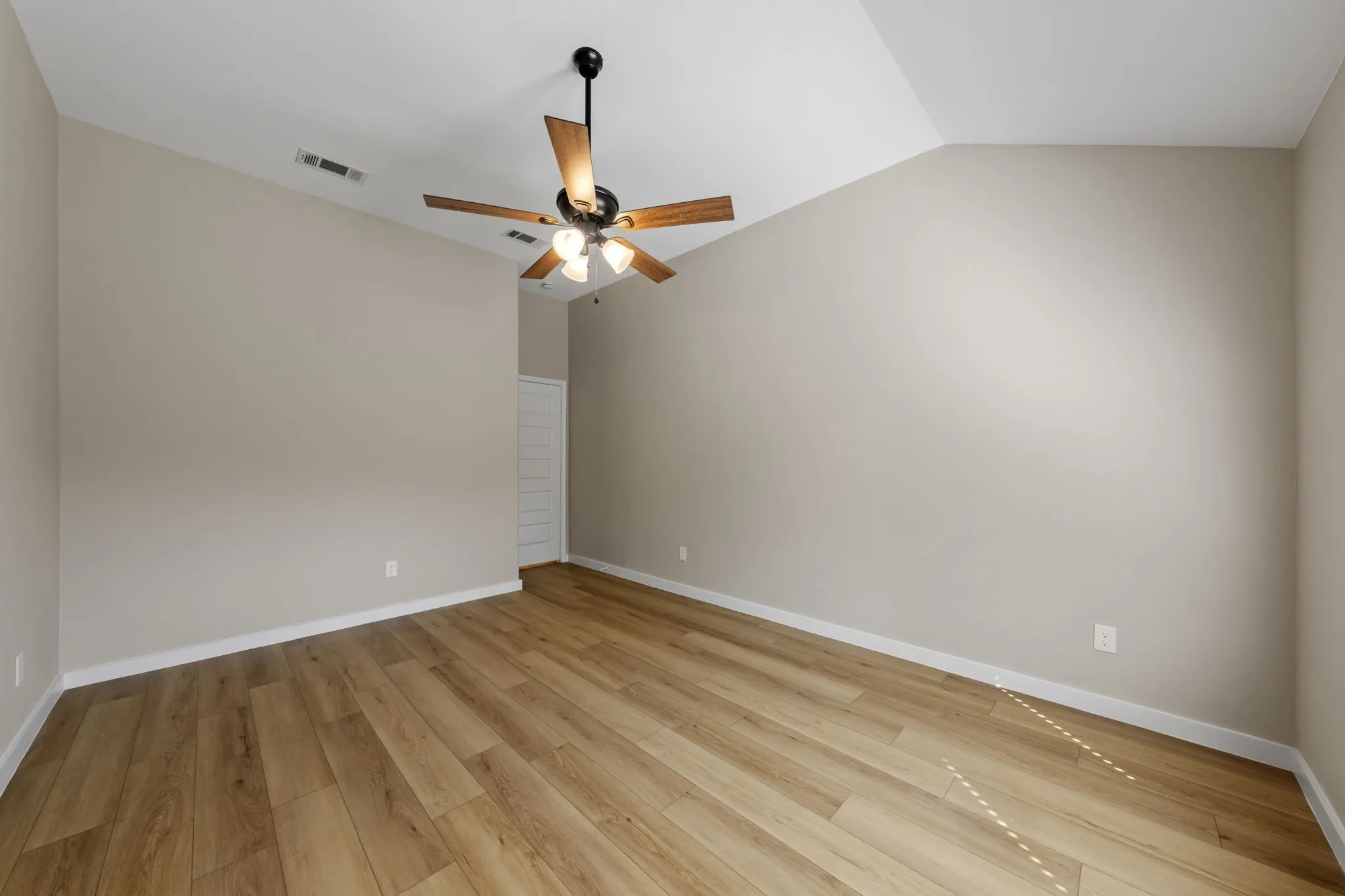 Single Family Residence For Sale in Tarrant County , 6001 Team Court, Arlington, Texas 76018, 3 Bedroom, 2 Bathroom, 2 Garage spaces, 1,441 Sqft, built in 1997, mls#21398388, Real Estate Agent in Arlington, Homes For Sale in Tarrant county, Homes For Sale in Arlington, Realtor in Arlington Texas, Real Estate Brokerage Independent Realty Texas, Luminita Cordes Realtor