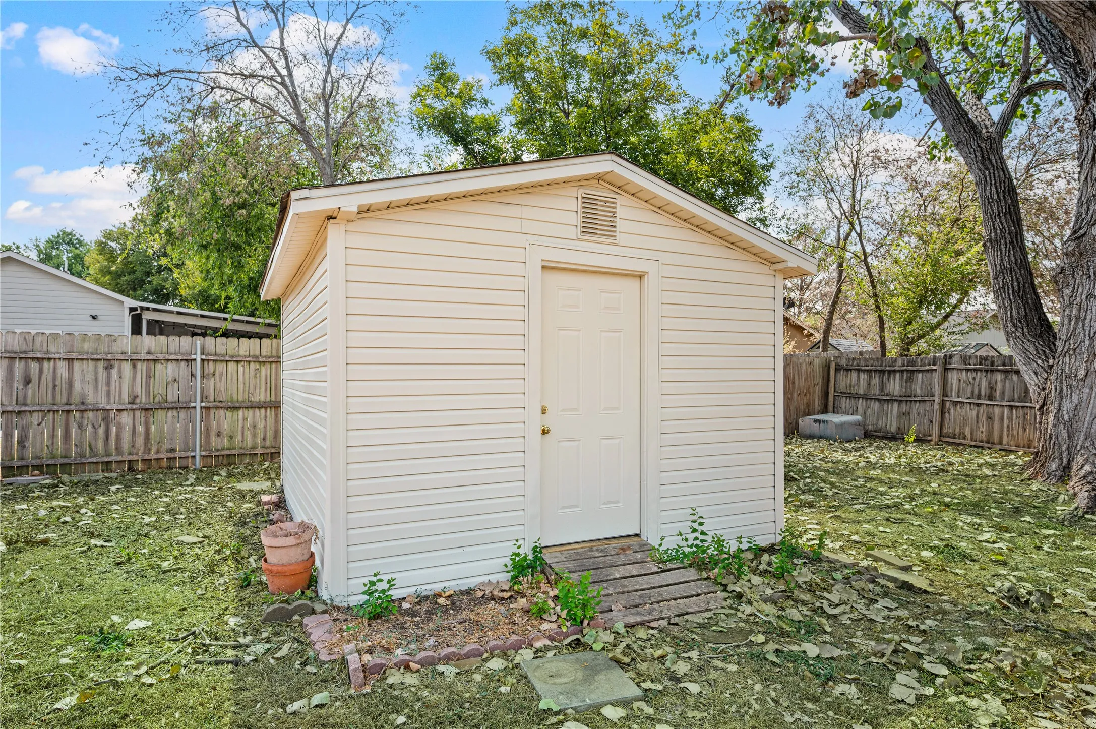 Single Family Residence For Sale in Tarrant County , 4744 China Rose Drive, Fort Worth, Texas 76137, 2 Bedroom, 1 Bathroom, 1 Garage spaces, 1,000 Sqft, built in 1983, mls#21400673, Real Estate Agent in Fort Worth, Homes For Sale in Tarrant county, Homes For Sale in Fort Worth, Realtor in Fort Worth Texas, Real Estate Brokerage Independent Realty Texas, Luminita Cordes Realtor
