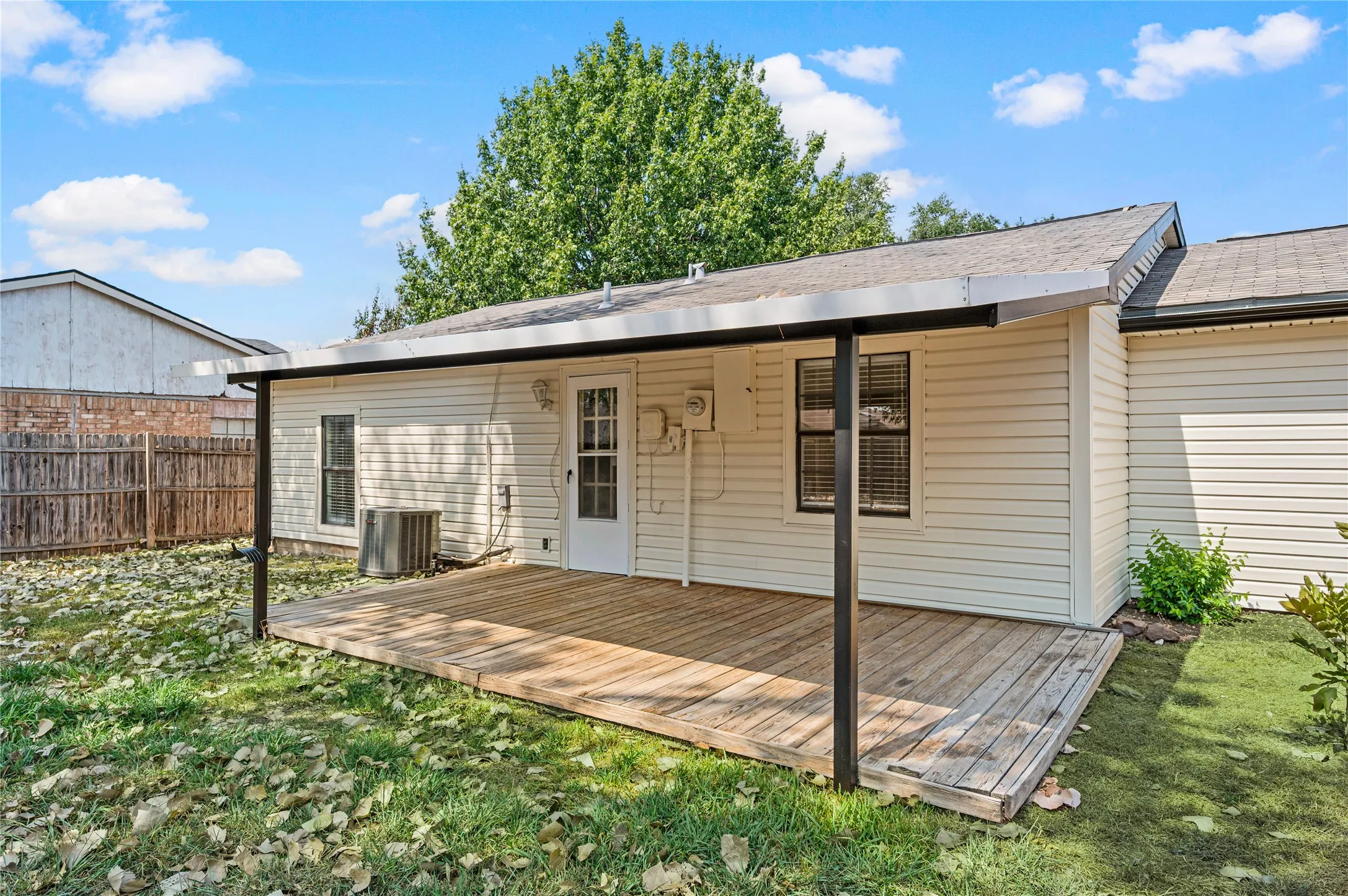Single Family Residence For Sale in Tarrant County , 4744 China Rose Drive, Fort Worth, Texas 76137, 2 Bedroom, 1 Bathroom, 1 Garage spaces, 1,000 Sqft, built in 1983, mls#21400673, Real Estate Agent in Fort Worth, Homes For Sale in Tarrant county, Homes For Sale in Fort Worth, Realtor in Fort Worth Texas, Real Estate Brokerage Independent Realty Texas, Luminita Cordes Realtor