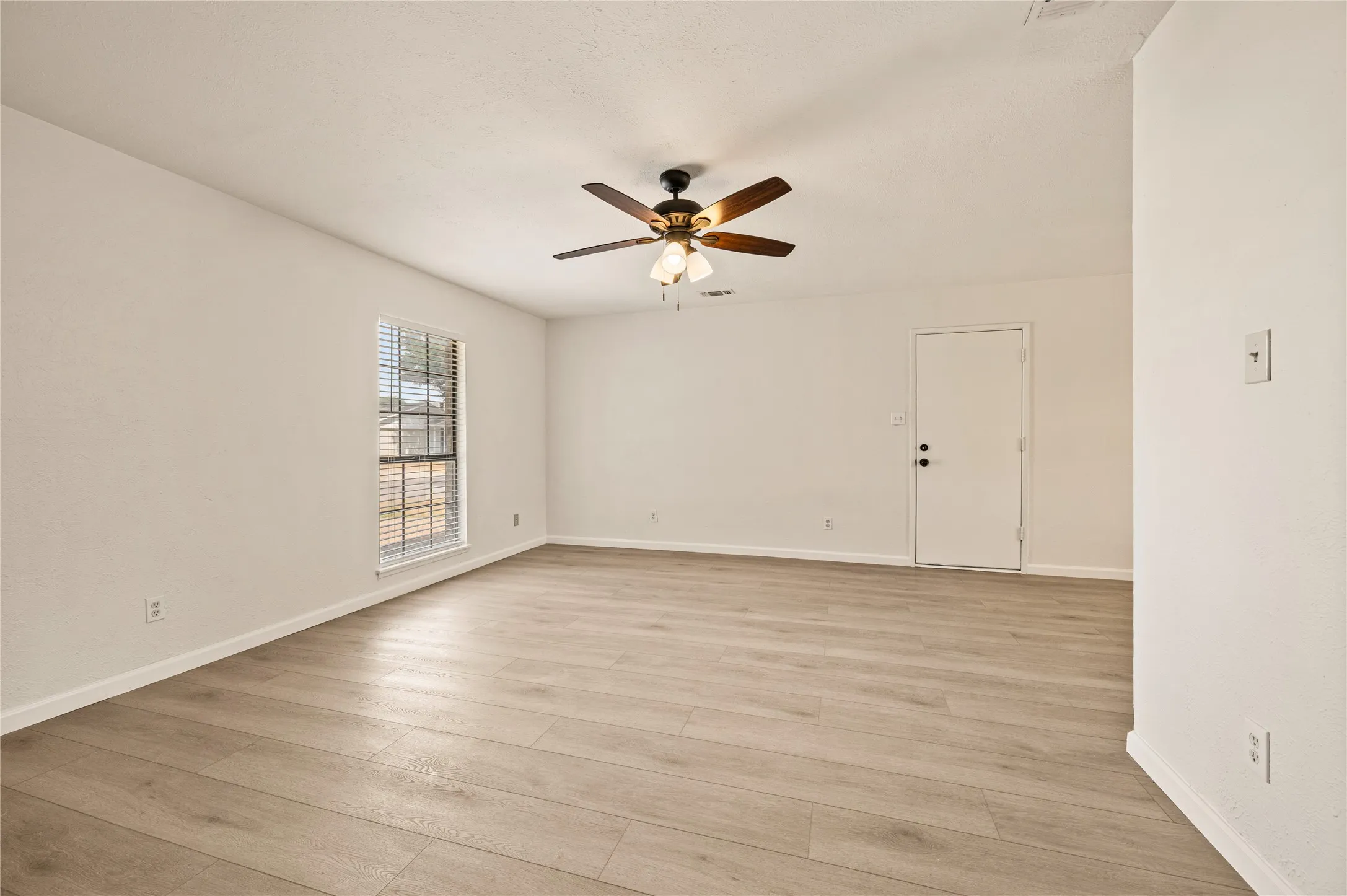Single Family Residence For Sale in Tarrant County , 4744 China Rose Drive, Fort Worth, Texas 76137, 2 Bedroom, 1 Bathroom, 1 Garage spaces, 1,000 Sqft, built in 1983, mls#21400673, Real Estate Agent in Fort Worth, Homes For Sale in Tarrant county, Homes For Sale in Fort Worth, Realtor in Fort Worth Texas, Real Estate Brokerage Independent Realty Texas, Luminita Cordes Realtor
