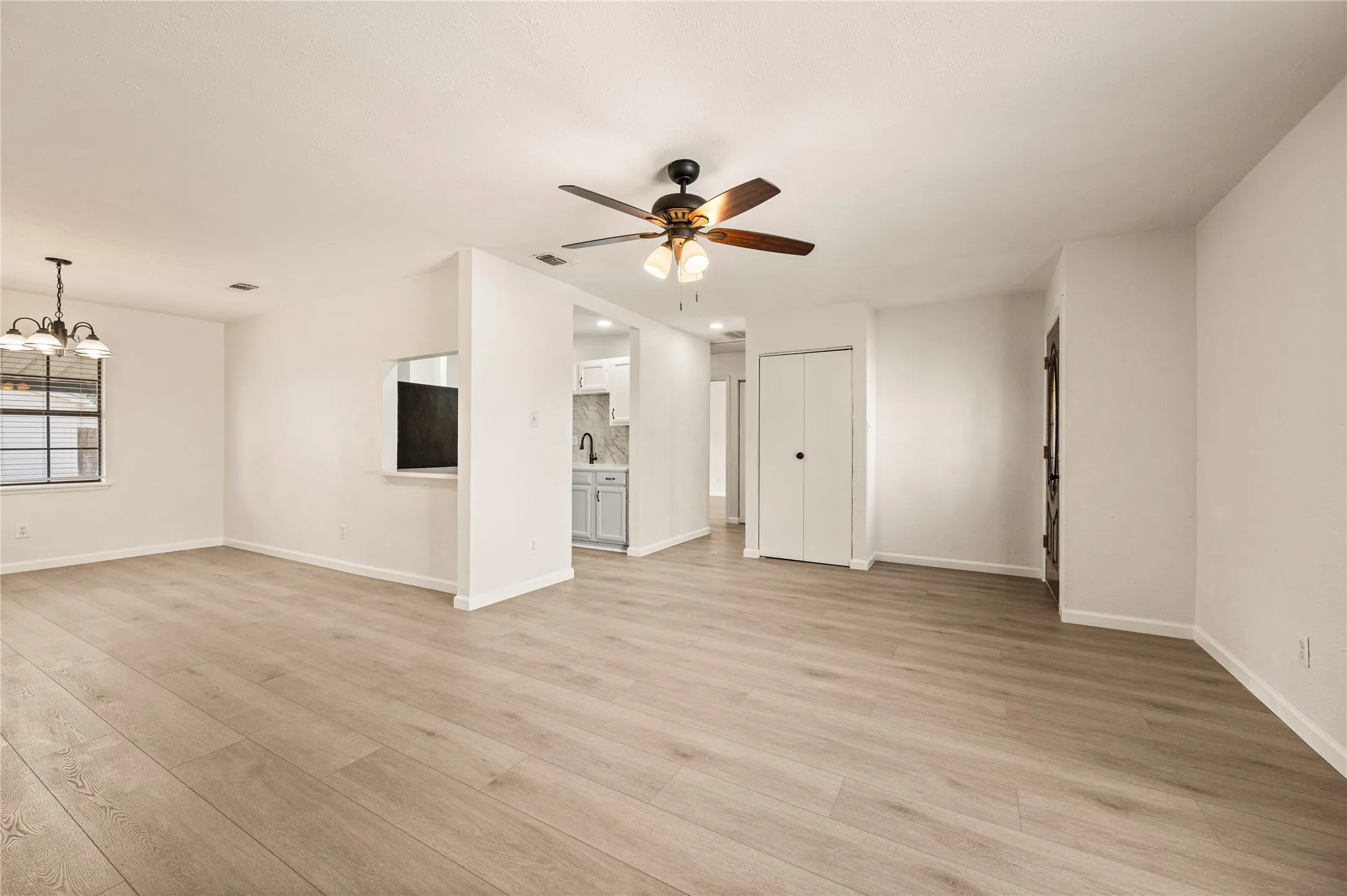 Single Family Residence For Sale in Tarrant County , 4744 China Rose Drive, Fort Worth, Texas 76137, 2 Bedroom, 1 Bathroom, 1 Garage spaces, 1,000 Sqft, built in 1983, mls#21400673, Real Estate Agent in Fort Worth, Homes For Sale in Tarrant county, Homes For Sale in Fort Worth, Realtor in Fort Worth Texas, Real Estate Brokerage Independent Realty Texas, Luminita Cordes Realtor