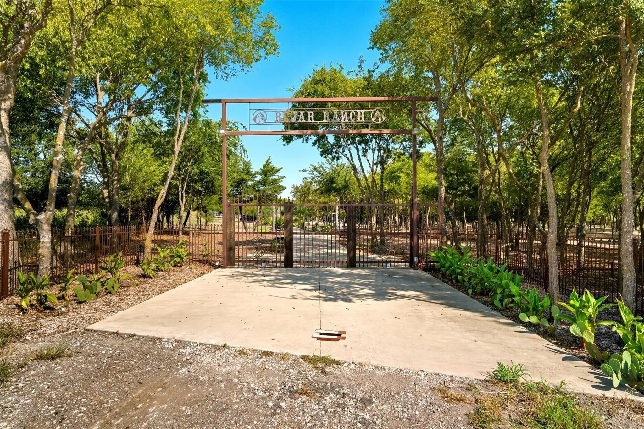 Single Family Residence For Sale in Ellis County , 1431 Fm 85, Ennis, Texas 75119, 5 Bedroom, 4 Bathroom, Garage spaces, 3,600 Sqft, built in 2018, mls#21400689, Real Estate Agent in Ennis, Homes For Sale in Ellis county, Homes For Sale in Ennis, Realtor in Ennis Texas, Real Estate Brokerage Independent Realty Texas, Luminita Cordes Realtor