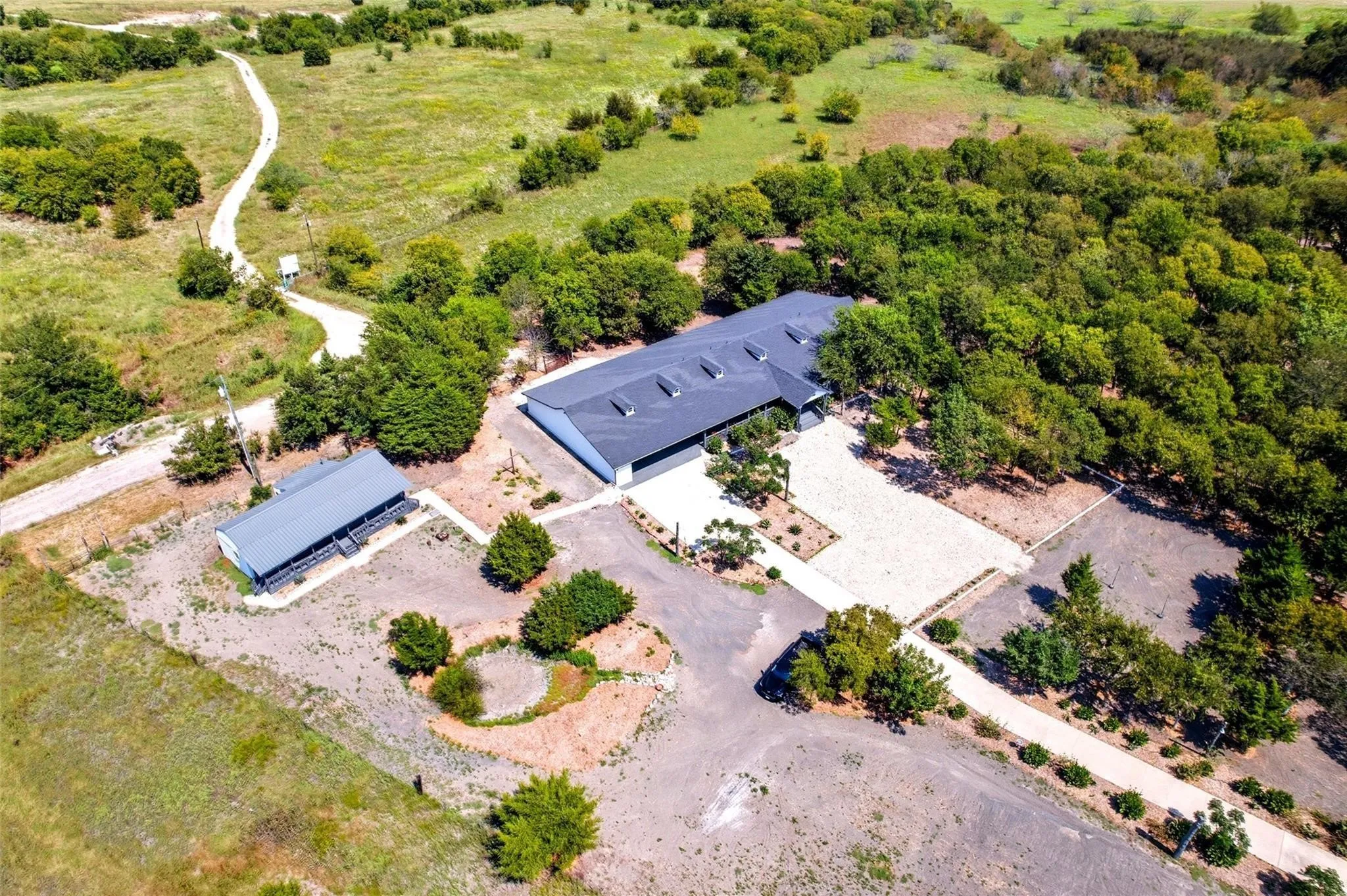 Single Family Residence For Sale in Ellis County , 1431 Fm 85, Ennis, Texas 75119, 5 Bedroom, 4 Bathroom, Garage spaces, 3,600 Sqft, built in 2018, mls#21400689, Real Estate Agent in Ennis, Homes For Sale in Ellis county, Homes For Sale in Ennis, Realtor in Ennis Texas, Real Estate Brokerage Independent Realty Texas, Luminita Cordes Realtor