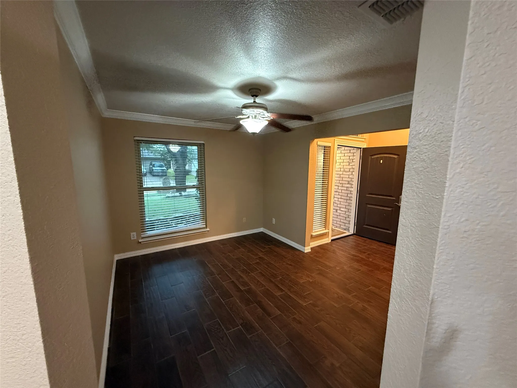 Single Family Residence For Sale in Tarrant County , 916 Pennsylvania Drive, Saginaw, Texas 76131, 4 Bedroom, 3 Bathroom, 2 Garage spaces, 2,060 Sqft, built in 1995, mls#21397627, Real Estate Agent in Saginaw, Homes For Sale in Tarrant county, Homes For Sale in Saginaw, Realtor in Saginaw Texas, Real Estate Brokerage Independent Realty Texas, Luminita Cordes Realtor