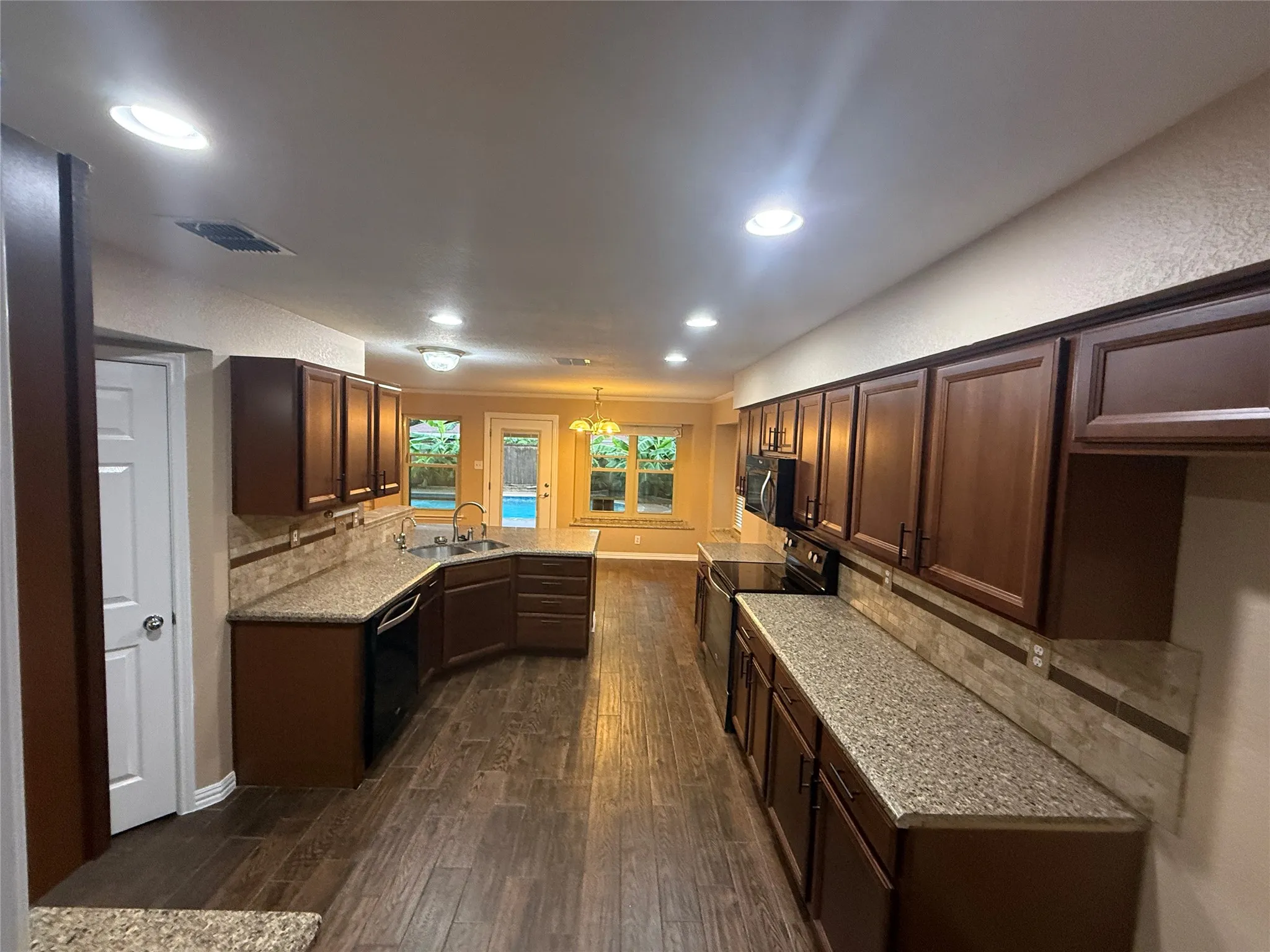 Single Family Residence For Sale in Tarrant County , 916 Pennsylvania Drive, Saginaw, Texas 76131, 4 Bedroom, 3 Bathroom, 2 Garage spaces, 2,060 Sqft, built in 1995, mls#21397627, Real Estate Agent in Saginaw, Homes For Sale in Tarrant county, Homes For Sale in Saginaw, Realtor in Saginaw Texas, Real Estate Brokerage Independent Realty Texas, Luminita Cordes Realtor