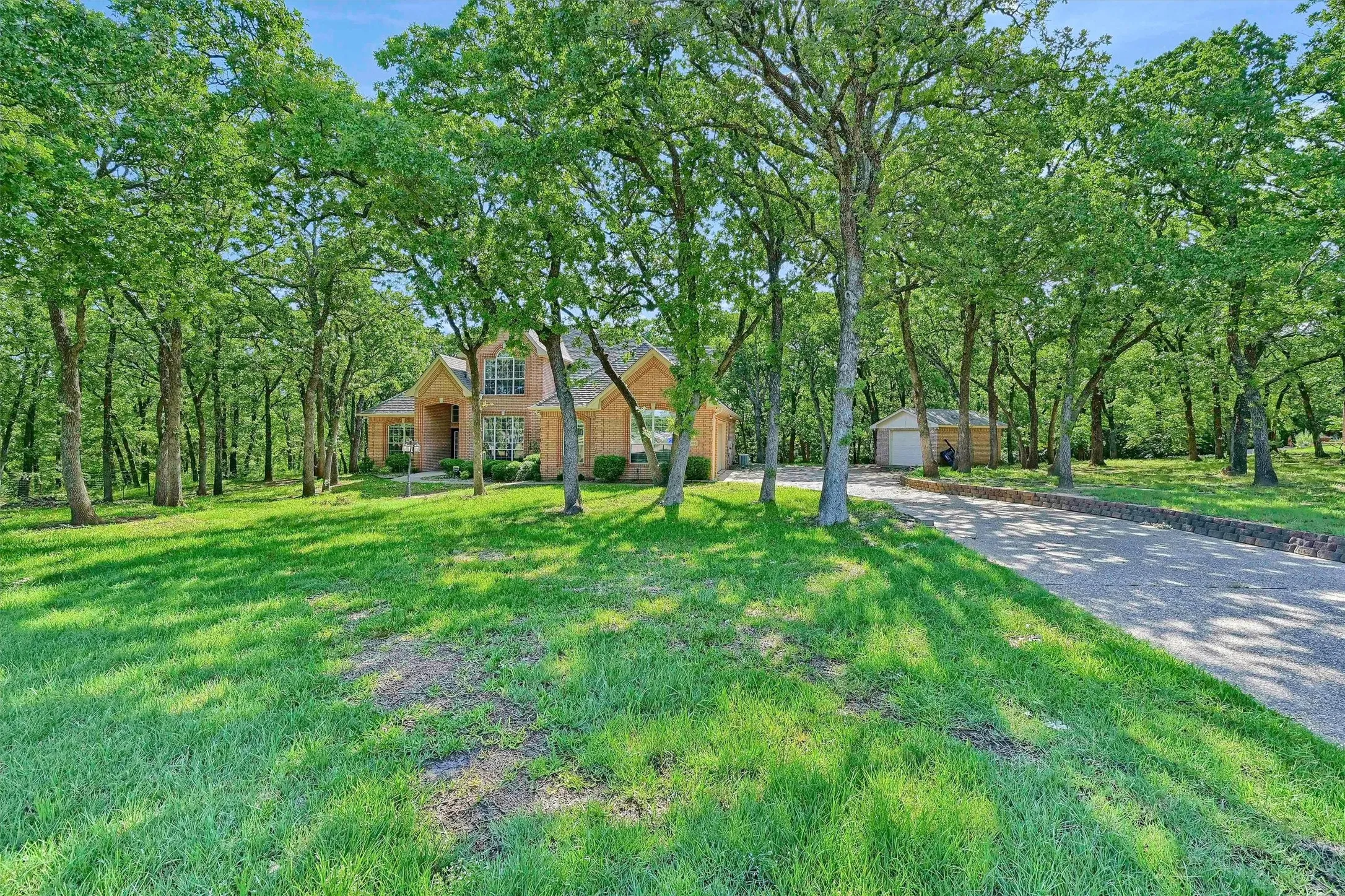Single Family Residence For Sale in Grayson County , 1090 Riley Road, Whitesboro, Texas 76273, 4 Bedroom, 3 Bathroom, 3 Garage spaces, 3,100 Sqft, built in 2003, mls#21391366, Real Estate Agent in Whitesboro, Homes For Sale in Grayson county, Homes For Sale in Whitesboro, Realtor in Whitesboro Texas, Real Estate Brokerage Independent Realty Texas, Luminita Cordes Realtor