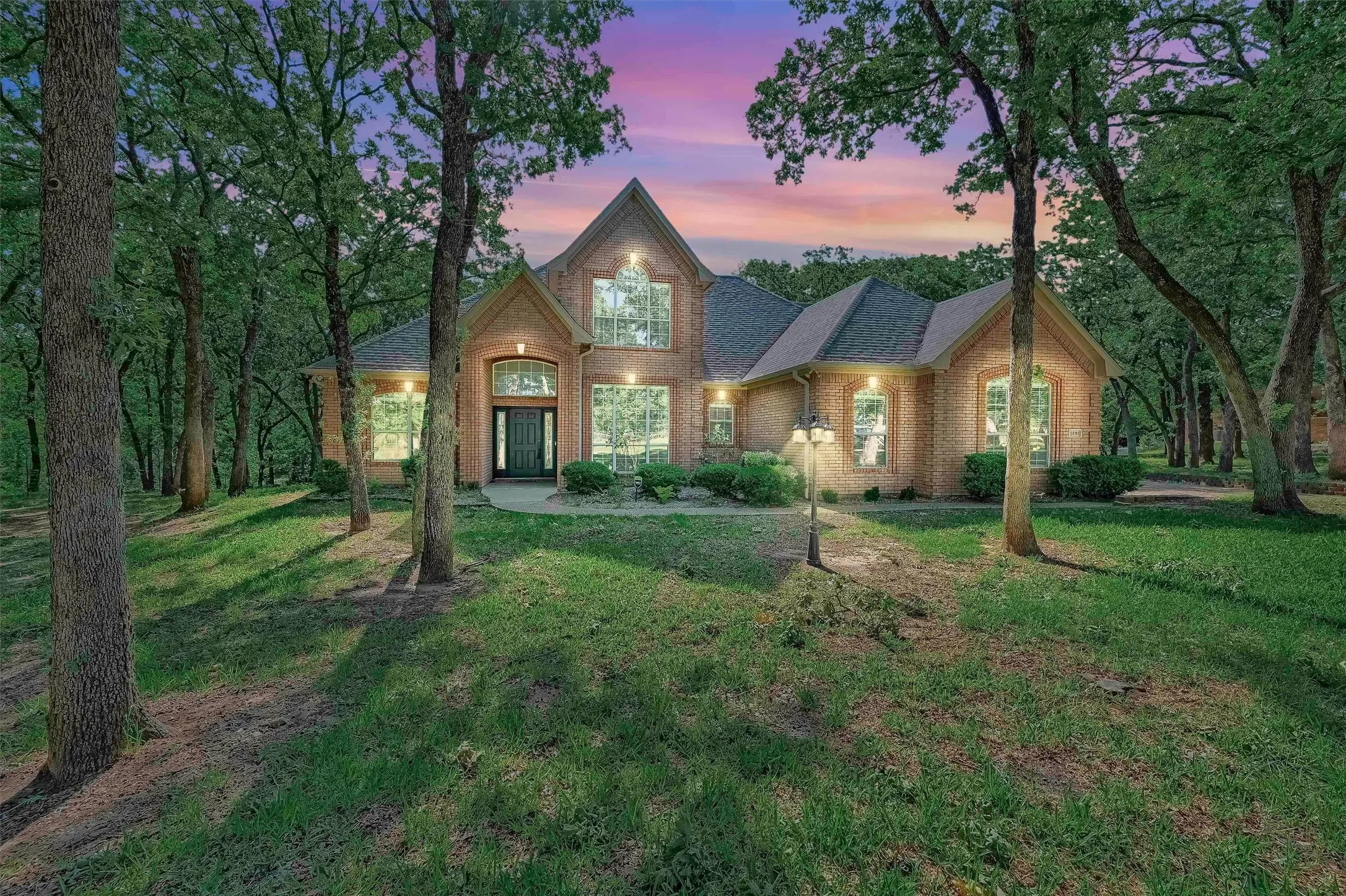 Single Family Residence For Sale in Grayson County , 1090 Riley Road, Whitesboro, Texas 76273, 4 Bedroom, 3 Bathroom, 3 Garage spaces, 3,100 Sqft, built in 2003, mls#21391366, Real Estate Agent in Whitesboro, Homes For Sale in Grayson county, Homes For Sale in Whitesboro, Realtor in Whitesboro Texas, Real Estate Brokerage Independent Realty Texas, Luminita Cordes Realtor