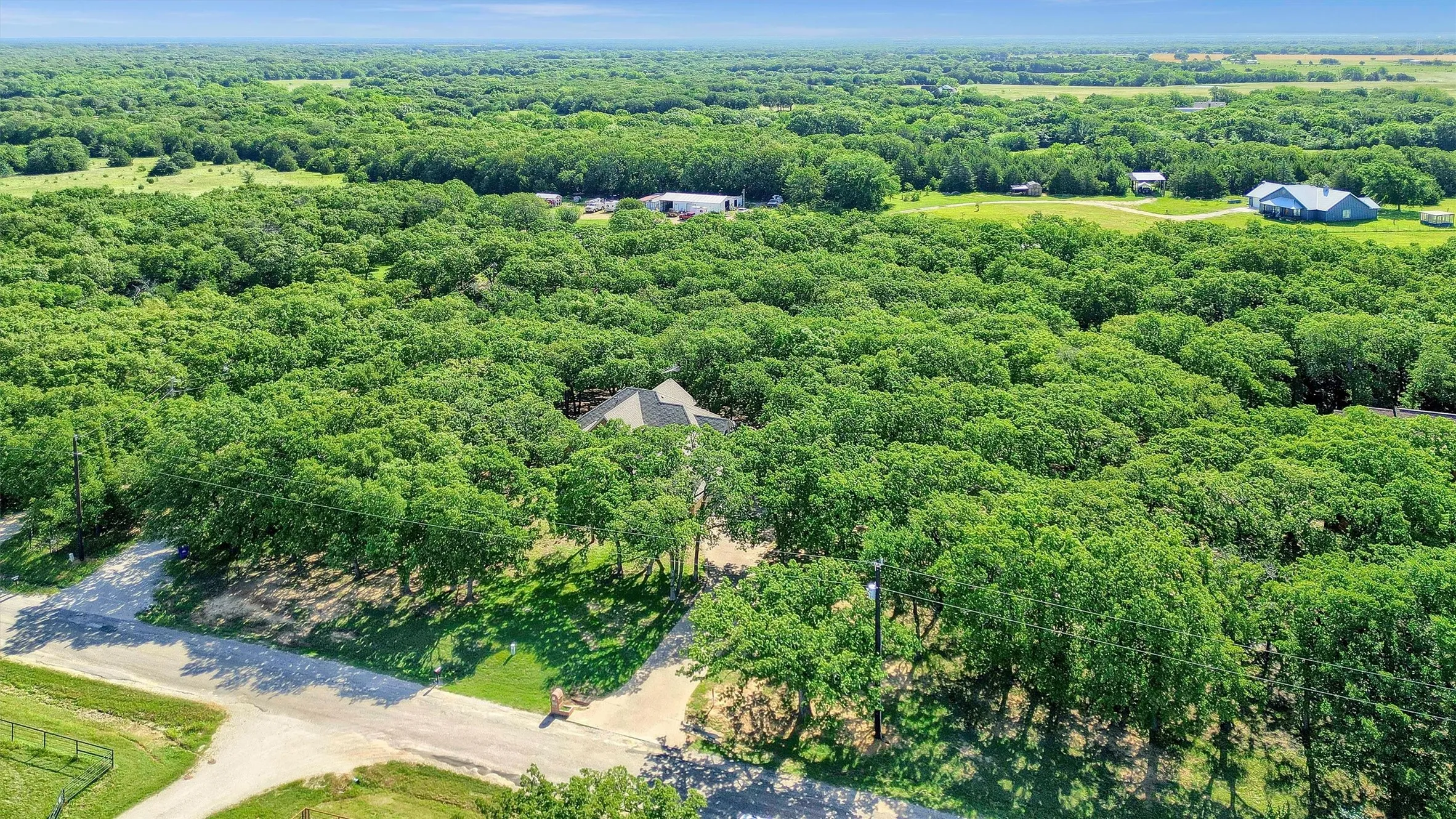 Single Family Residence For Sale in Grayson County , 1090 Riley Road, Whitesboro, Texas 76273, 4 Bedroom, 3 Bathroom, 3 Garage spaces, 3,100 Sqft, built in 2003, mls#21391366, Real Estate Agent in Whitesboro, Homes For Sale in Grayson county, Homes For Sale in Whitesboro, Realtor in Whitesboro Texas, Real Estate Brokerage Independent Realty Texas, Luminita Cordes Realtor