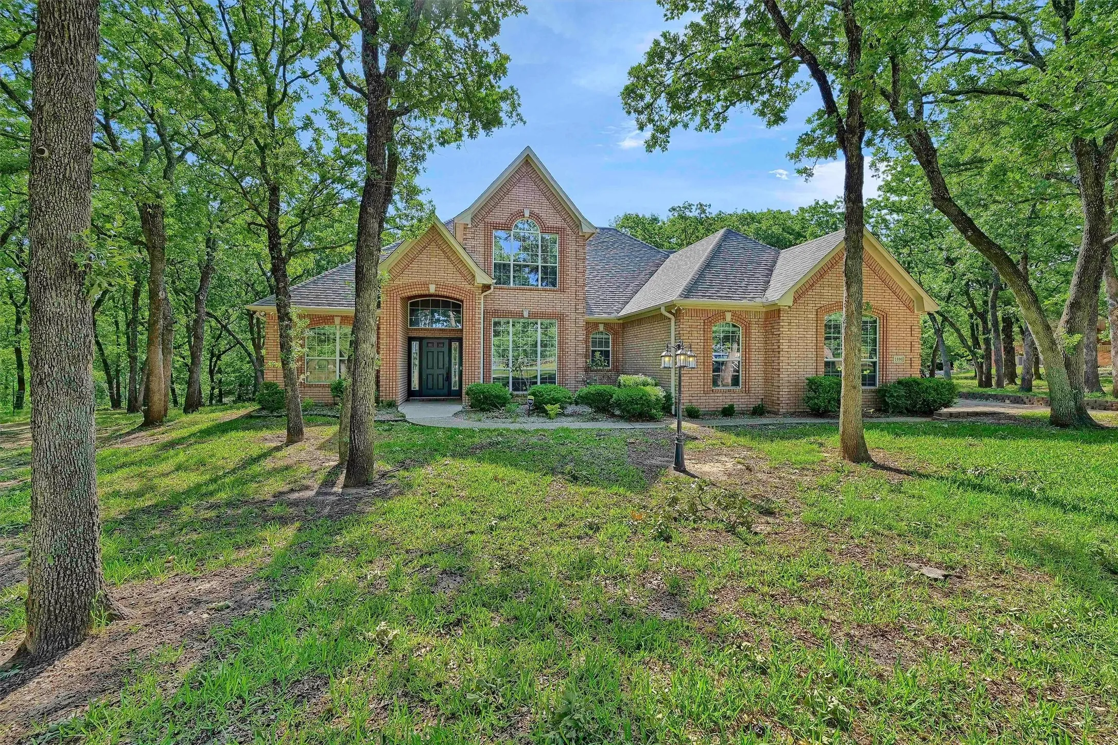 Single Family Residence For Sale in Grayson County , 1090 Riley Road, Whitesboro, Texas 76273, 4 Bedroom, 3 Bathroom, 3 Garage spaces, 3,100 Sqft, built in 2003, mls#21391366, Real Estate Agent in Whitesboro, Homes For Sale in Grayson county, Homes For Sale in Whitesboro, Realtor in Whitesboro Texas, Real Estate Brokerage Independent Realty Texas, Luminita Cordes Realtor