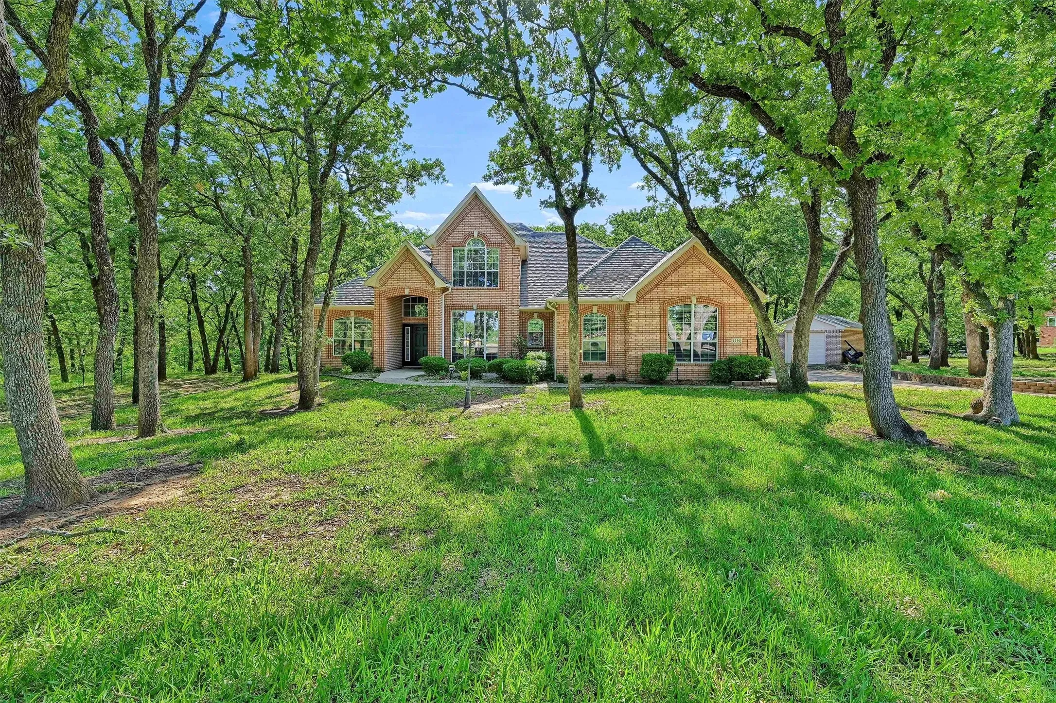 Single Family Residence For Sale in Grayson County , 1090 Riley Road, Whitesboro, Texas 76273, 4 Bedroom, 3 Bathroom, 3 Garage spaces, 3,100 Sqft, built in 2003, mls#21391366, Real Estate Agent in Whitesboro, Homes For Sale in Grayson county, Homes For Sale in Whitesboro, Realtor in Whitesboro Texas, Real Estate Brokerage Independent Realty Texas, Luminita Cordes Realtor