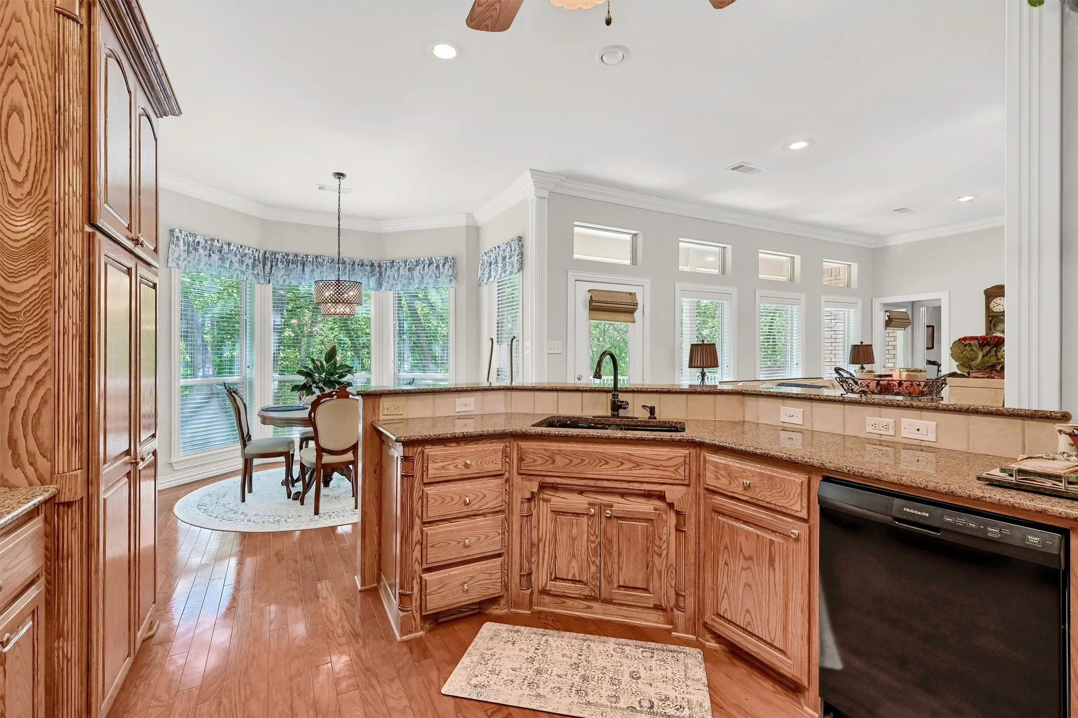 Single Family Residence For Sale in Grayson County , 1090 Riley Road, Whitesboro, Texas 76273, 4 Bedroom, 3 Bathroom, 3 Garage spaces, 3,100 Sqft, built in 2003, mls#21391366, Real Estate Agent in Whitesboro, Homes For Sale in Grayson county, Homes For Sale in Whitesboro, Realtor in Whitesboro Texas, Real Estate Brokerage Independent Realty Texas, Luminita Cordes Realtor