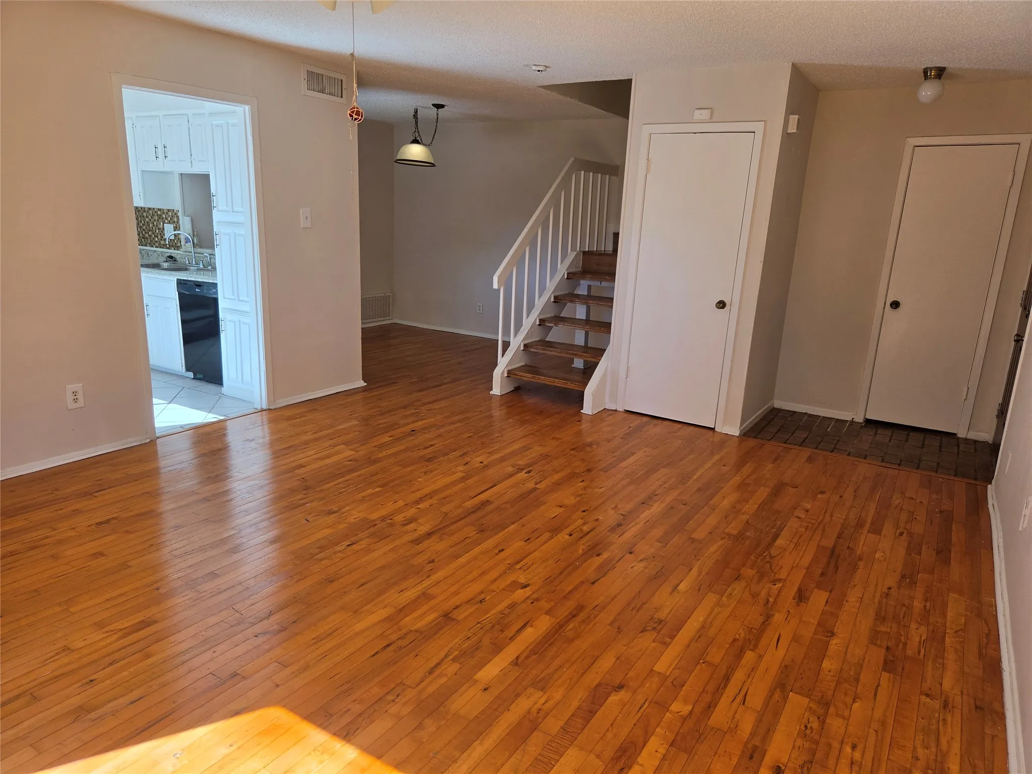 Condominium For Rent in Dallas County , 333 Melrose Drive 14C, Richardson, Texas 75080, 2 Bedroom, 3 Bathroom, Garage spaces, 1,161 Sqft, built in 1981, mls#21398785, Real Estate Agent in Richardson, Homes For Rent in Dallas county, Homes For Rent in Richardson, Realtor in Richardson Texas, Real Estate Brokerage Independent Realty Texas, Luminita Cordes Realtor