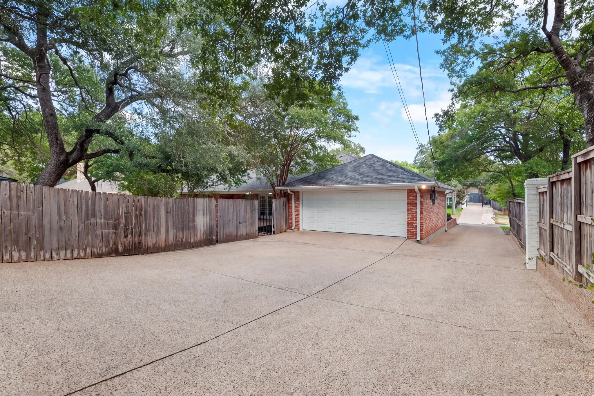 Single Family Residence For Sale in Mc Lennan County , 202 Trailview Drive, Woodway, Texas 76712, 4 Bedroom, 3 Bathroom, 2 Garage spaces, 2,631 Sqft, built in 1982, mls#21400676, Real Estate Agent in Woodway, Homes For Sale in Mc Lennan county, Homes For Sale in Woodway, Realtor in Woodway Texas, Real Estate Brokerage Independent Realty Texas, Luminita Cordes Realtor