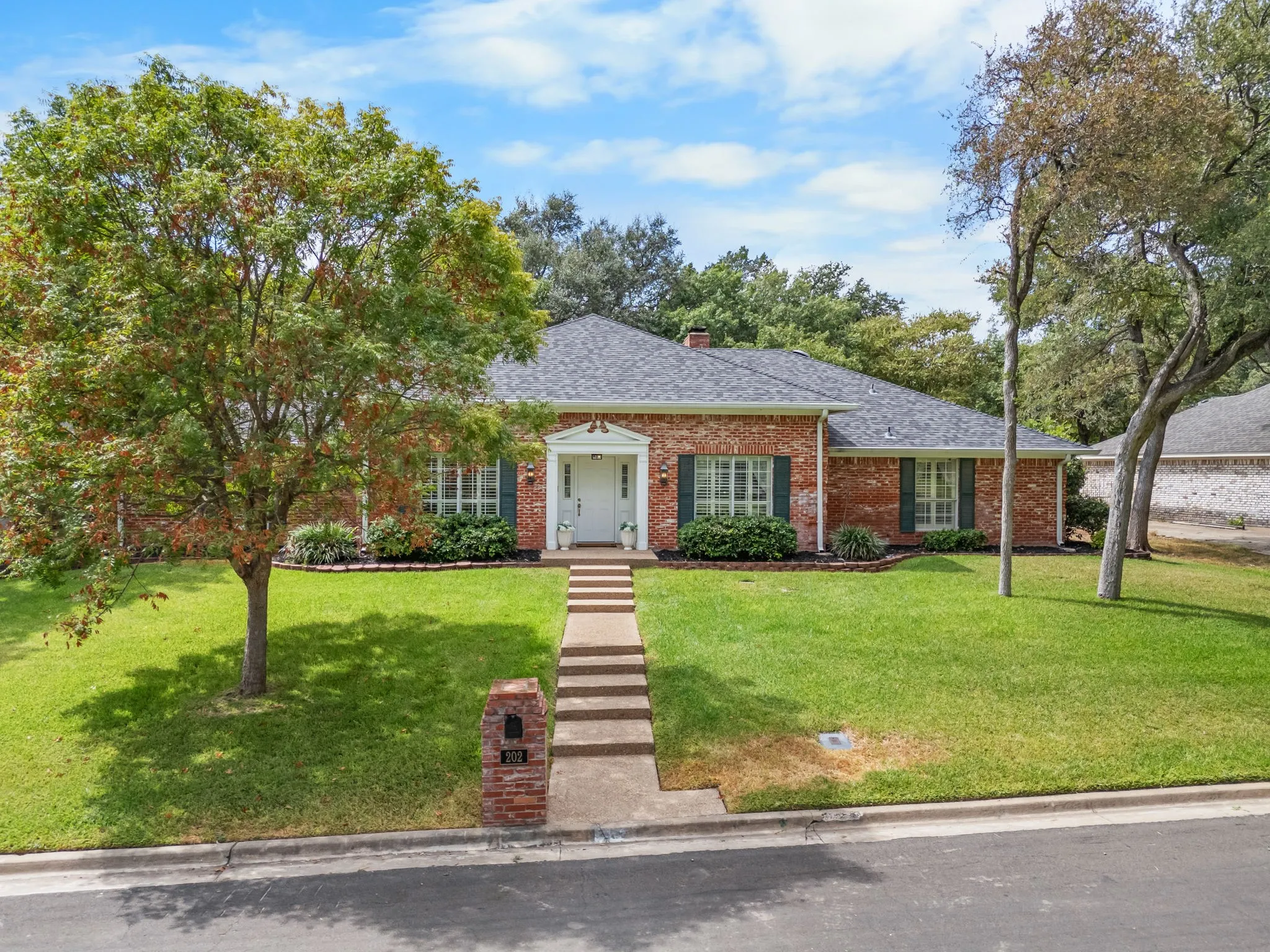 Single Family Residence For Sale in Mc Lennan County , 202 Trailview Drive, Woodway, Texas 76712, 4 Bedroom, 3 Bathroom, 2 Garage spaces, 2,631 Sqft, built in 1982, mls#21400676, Real Estate Agent in Woodway, Homes For Sale in Mc Lennan county, Homes For Sale in Woodway, Realtor in Woodway Texas, Real Estate Brokerage Independent Realty Texas, Luminita Cordes Realtor