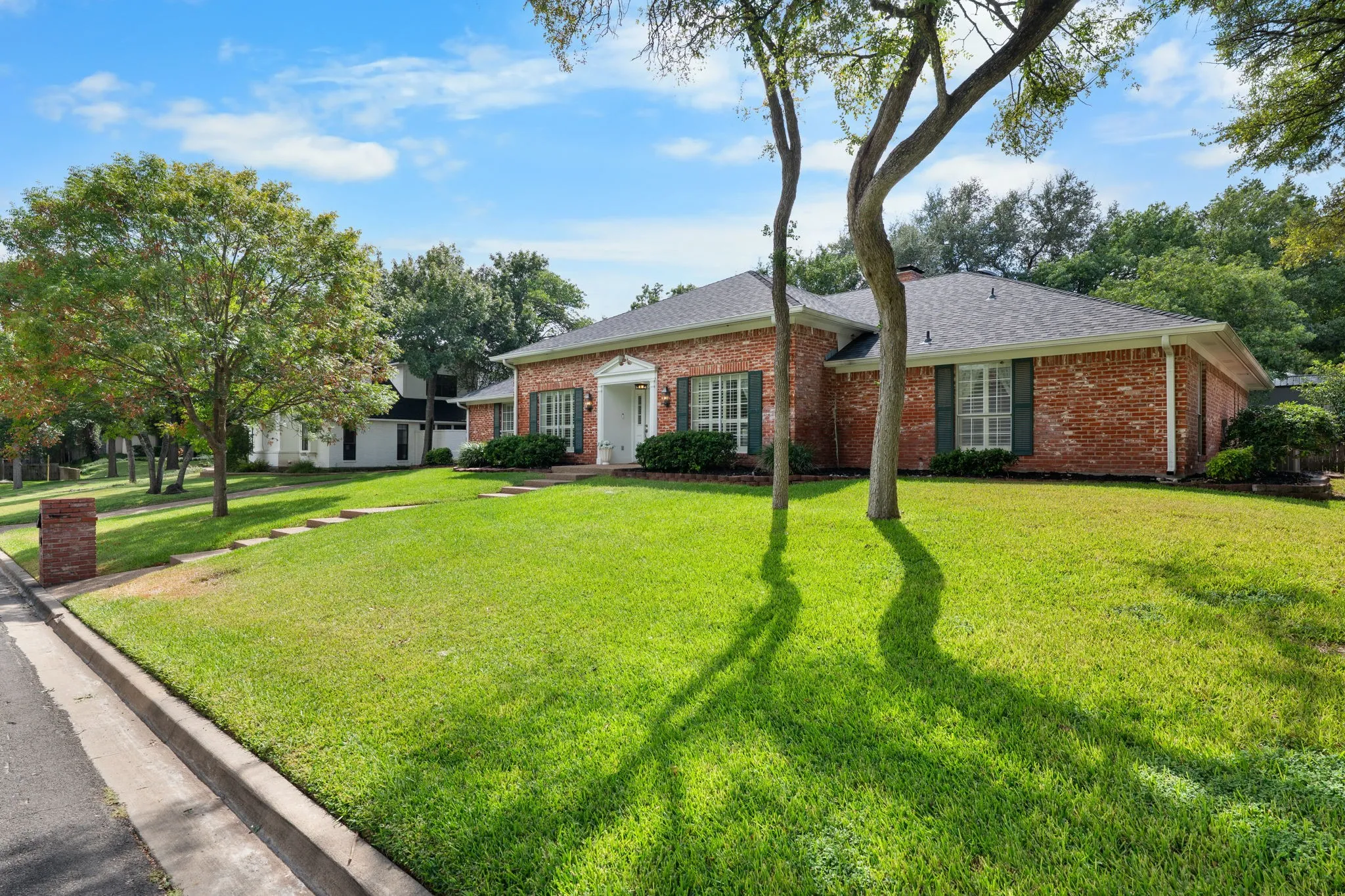 Single Family Residence For Sale in Mc Lennan County , 202 Trailview Drive, Woodway, Texas 76712, 4 Bedroom, 3 Bathroom, 2 Garage spaces, 2,631 Sqft, built in 1982, mls#21400676, Real Estate Agent in Woodway, Homes For Sale in Mc Lennan county, Homes For Sale in Woodway, Realtor in Woodway Texas, Real Estate Brokerage Independent Realty Texas, Luminita Cordes Realtor