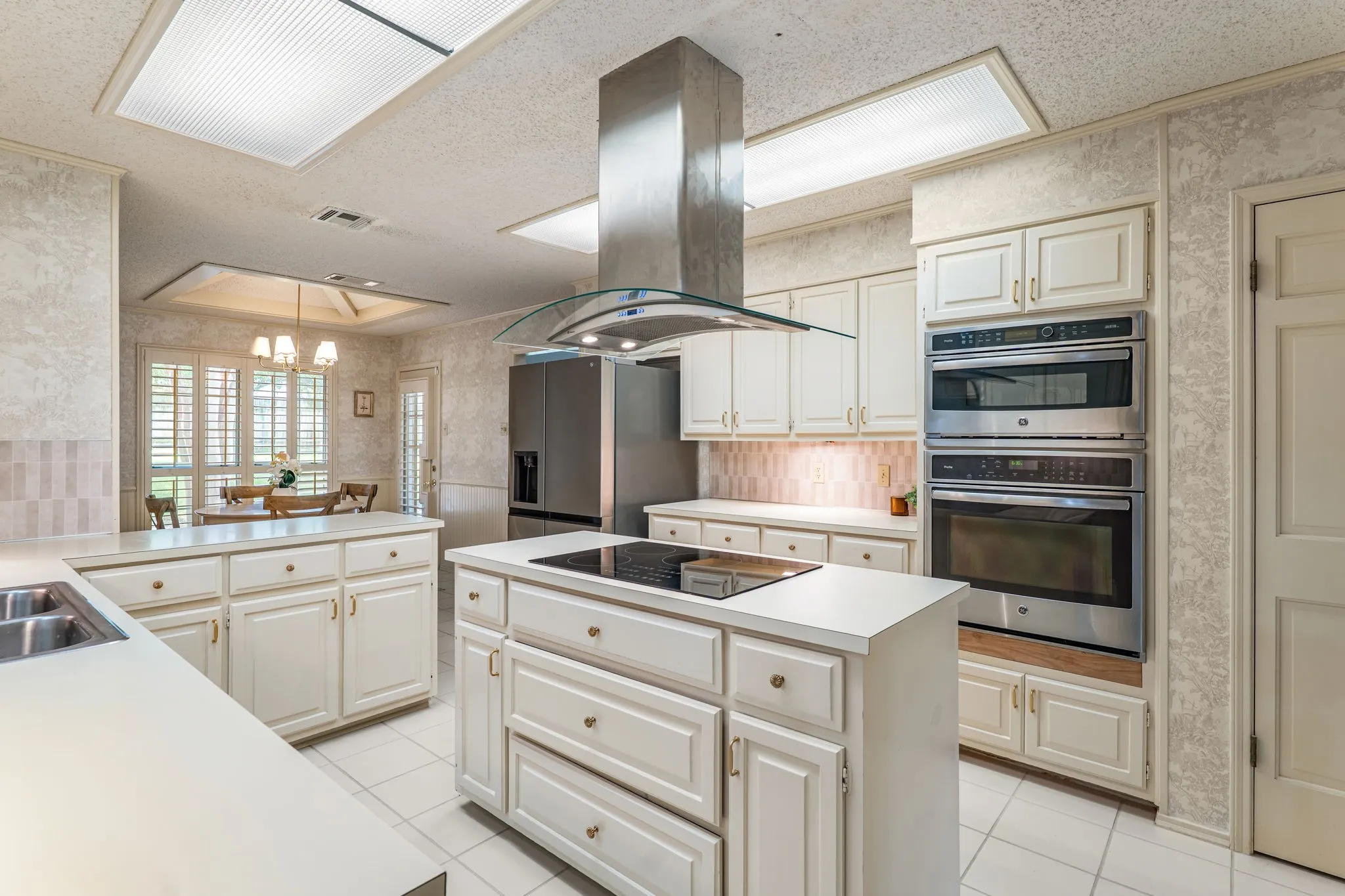 Single Family Residence For Sale in Mc Lennan County , 202 Trailview Drive, Woodway, Texas 76712, 4 Bedroom, 3 Bathroom, 2 Garage spaces, 2,631 Sqft, built in 1982, mls#21400676, Real Estate Agent in Woodway, Homes For Sale in Mc Lennan county, Homes For Sale in Woodway, Realtor in Woodway Texas, Real Estate Brokerage Independent Realty Texas, Luminita Cordes Realtor
