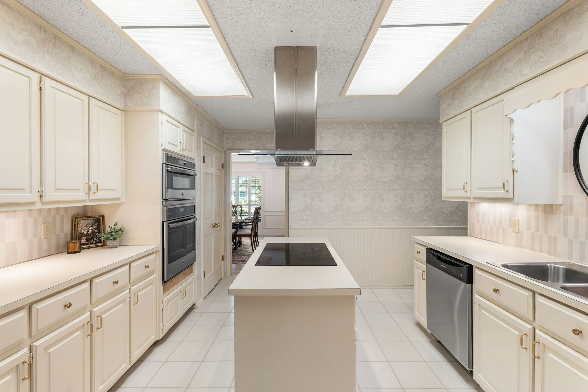 Single Family Residence For Sale in Mc Lennan County , 202 Trailview Drive, Woodway, Texas 76712, 4 Bedroom, 3 Bathroom, 2 Garage spaces, 2,631 Sqft, built in 1982, mls#21400676, Real Estate Agent in Woodway, Homes For Sale in Mc Lennan county, Homes For Sale in Woodway, Realtor in Woodway Texas, Real Estate Brokerage Independent Realty Texas, Luminita Cordes Realtor
