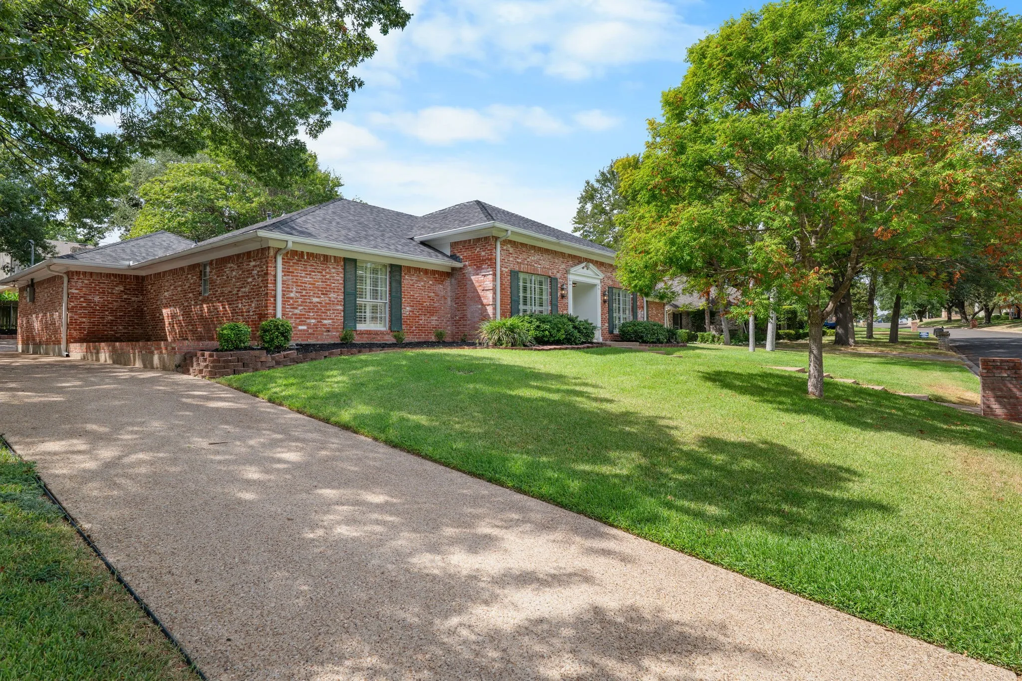 Single Family Residence For Sale in Mc Lennan County , 202 Trailview Drive, Woodway, Texas 76712, 4 Bedroom, 3 Bathroom, 2 Garage spaces, 2,631 Sqft, built in 1982, mls#21400676, Real Estate Agent in Woodway, Homes For Sale in Mc Lennan county, Homes For Sale in Woodway, Realtor in Woodway Texas, Real Estate Brokerage Independent Realty Texas, Luminita Cordes Realtor