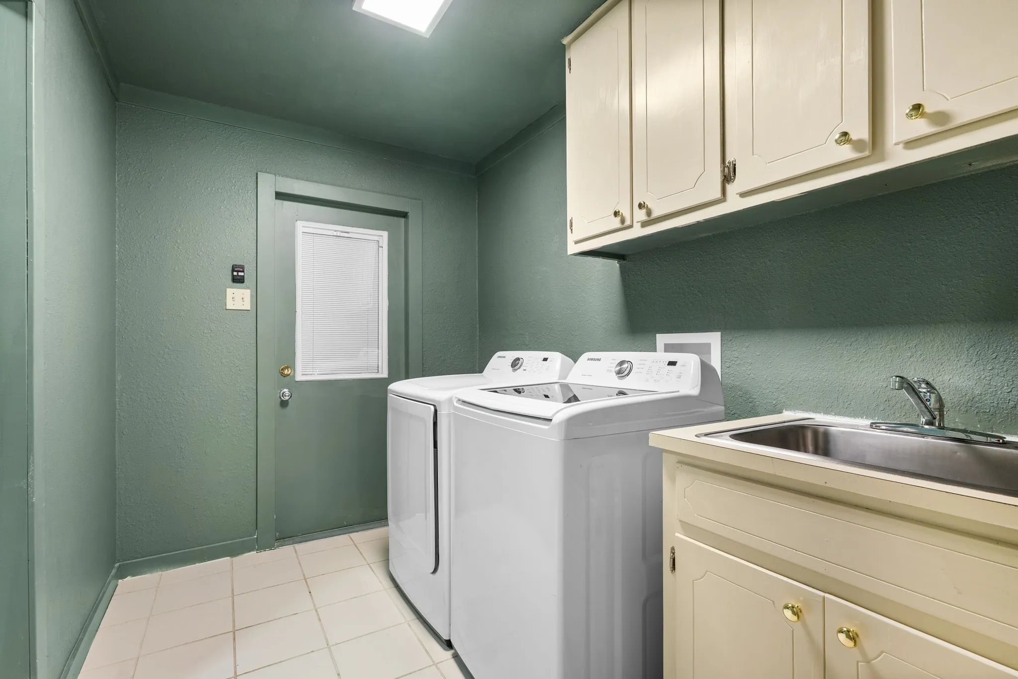 Single Family Residence For Sale in Mc Lennan County , 202 Trailview Drive, Woodway, Texas 76712, 4 Bedroom, 3 Bathroom, 2 Garage spaces, 2,631 Sqft, built in 1982, mls#21400676, Real Estate Agent in Woodway, Homes For Sale in Mc Lennan county, Homes For Sale in Woodway, Realtor in Woodway Texas, Real Estate Brokerage Independent Realty Texas, Luminita Cordes Realtor